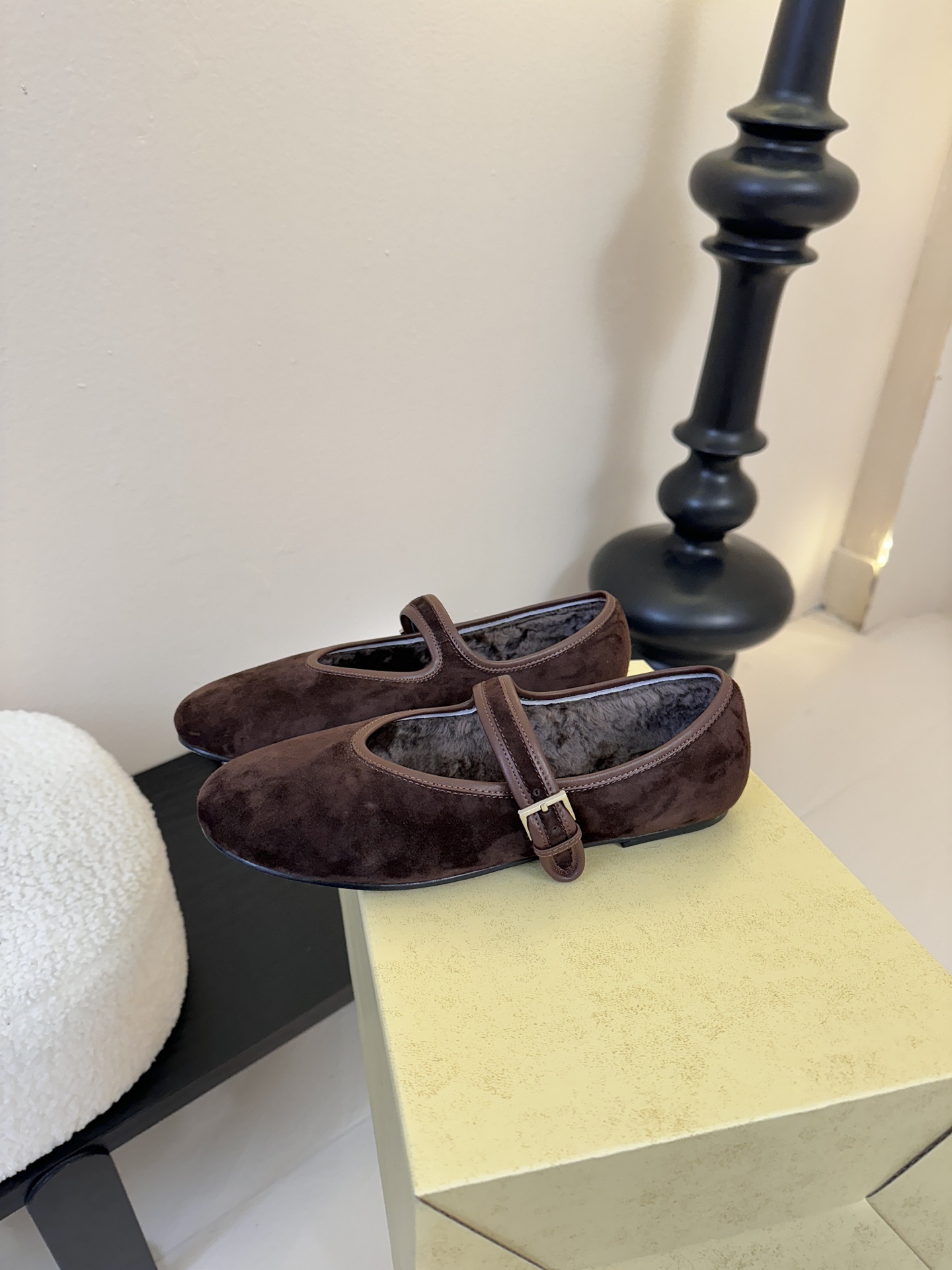 The ro*新款极简主义拼色魔术贴休闲鞋！这款低帮运动鞋是打造极简主义休闲夏日衣橱的理想穿搭之选，采用