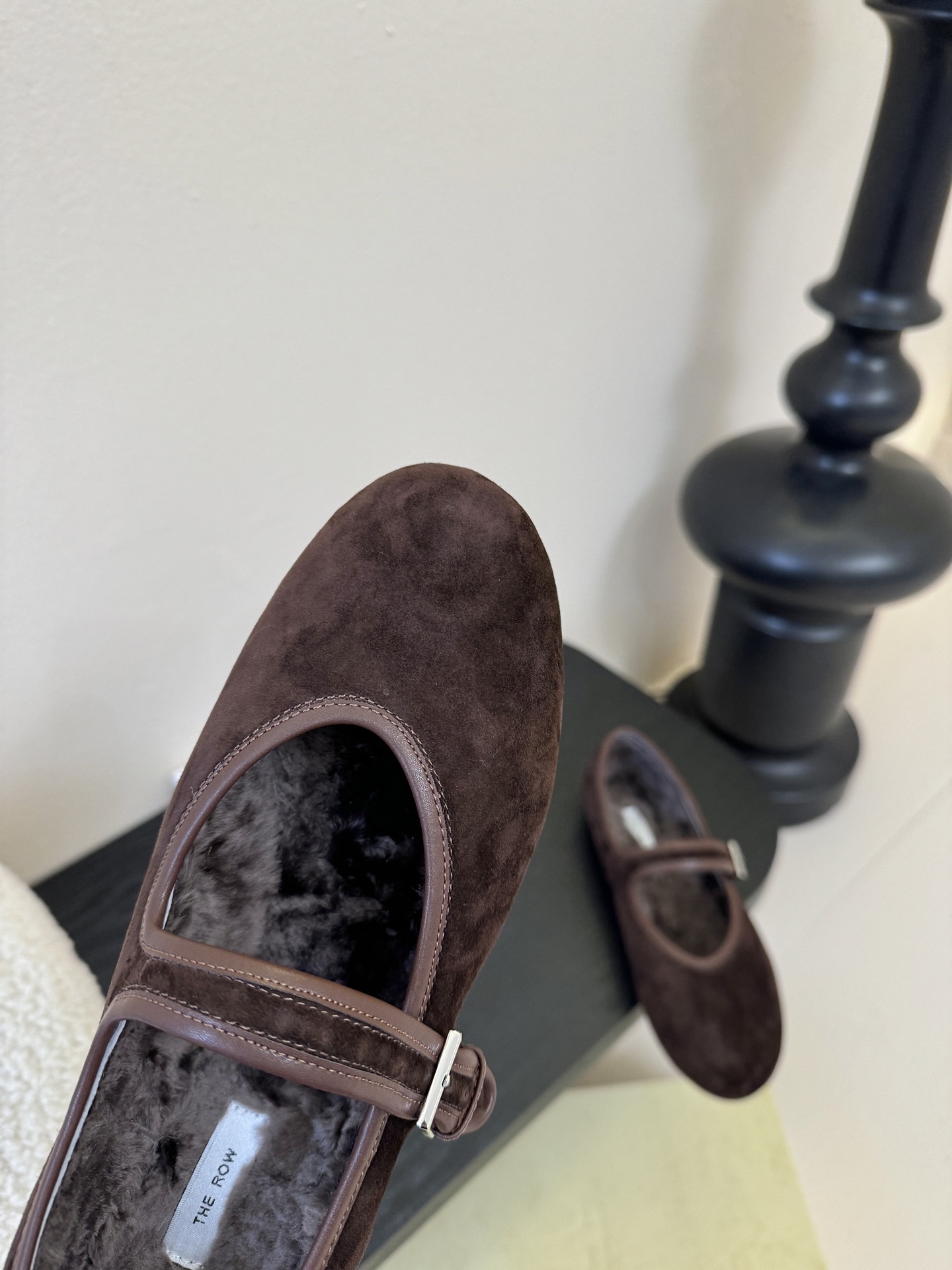 The ro*新款极简主义拼色魔术贴休闲鞋！这款低帮运动鞋是打造极简主义休闲夏日衣橱的理想穿搭之选，采用