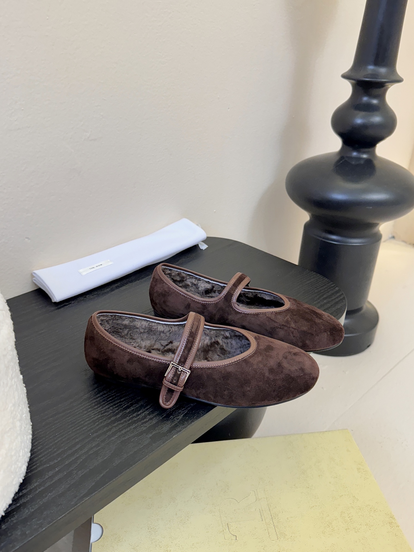 The ro*新款极简主义拼色魔术贴休闲鞋！这款低帮运动鞋是打造极简主义休闲夏日衣橱的理想穿搭之选，采用