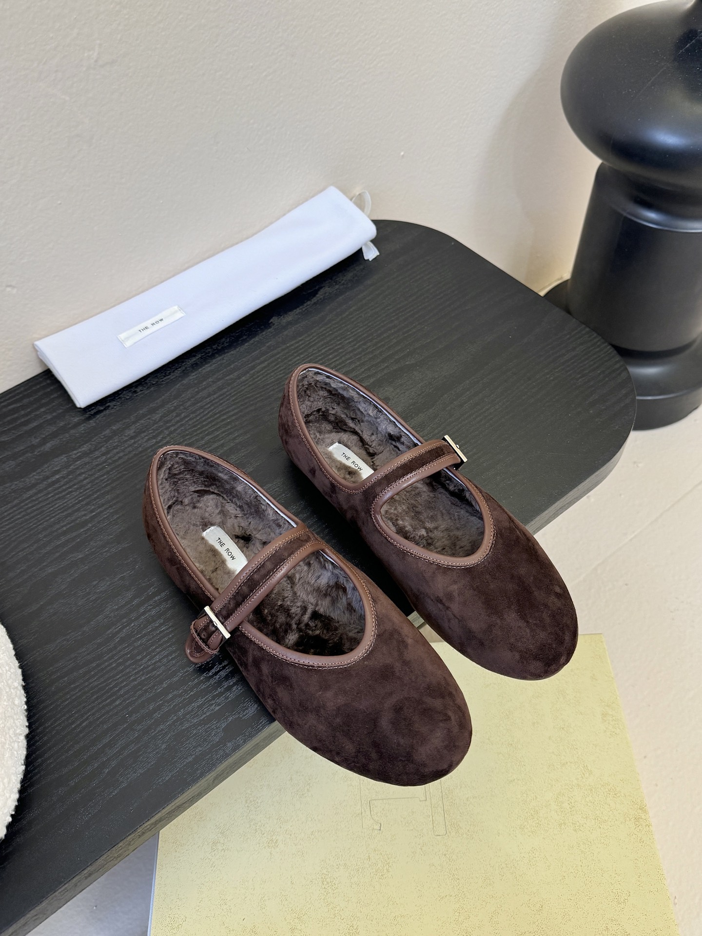 The ro*新款极简主义拼色魔术贴休闲鞋！这款低帮运动鞋是打造极简主义休闲夏日衣橱的理想穿搭之选，采用