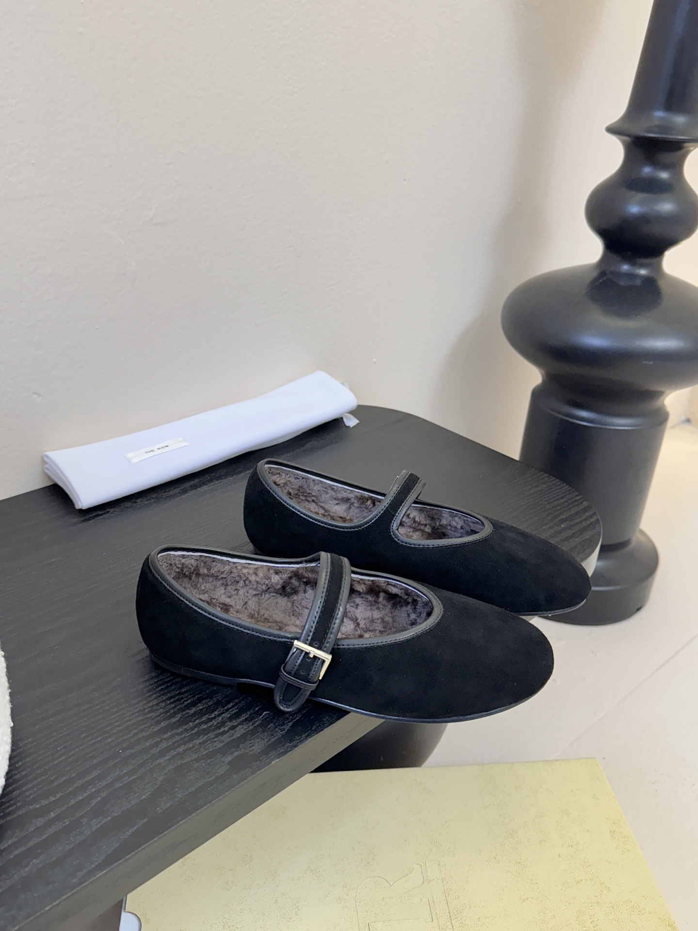 The ro*新款极简主义拼色魔术贴休闲鞋！这款低帮运动鞋是打造极简主义休闲夏日衣橱的理想穿搭之选，采用