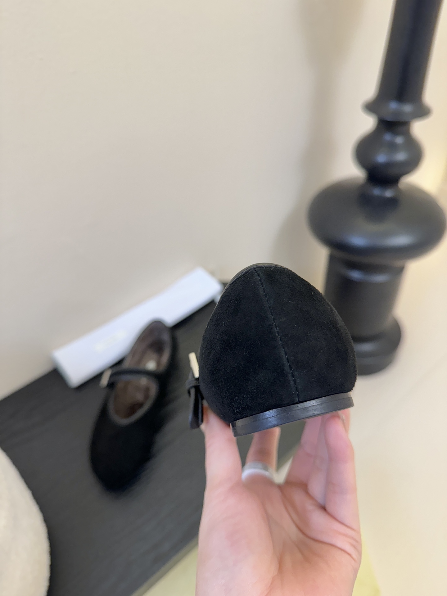 The ro*新款极简主义拼色魔术贴休闲鞋！这款低帮运动鞋是打造极简主义休闲夏日衣橱的理想穿搭之选，采用