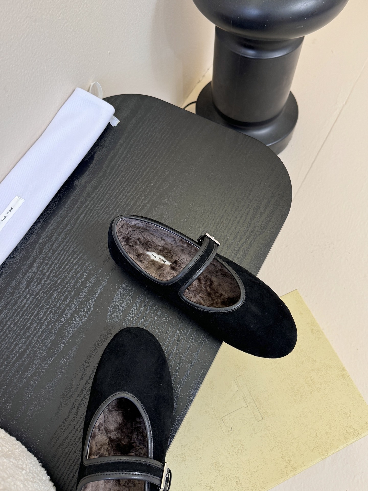 The ro*新款极简主义拼色魔术贴休闲鞋！这款低帮运动鞋是打造极简主义休闲夏日衣橱的理想穿搭之选，采用