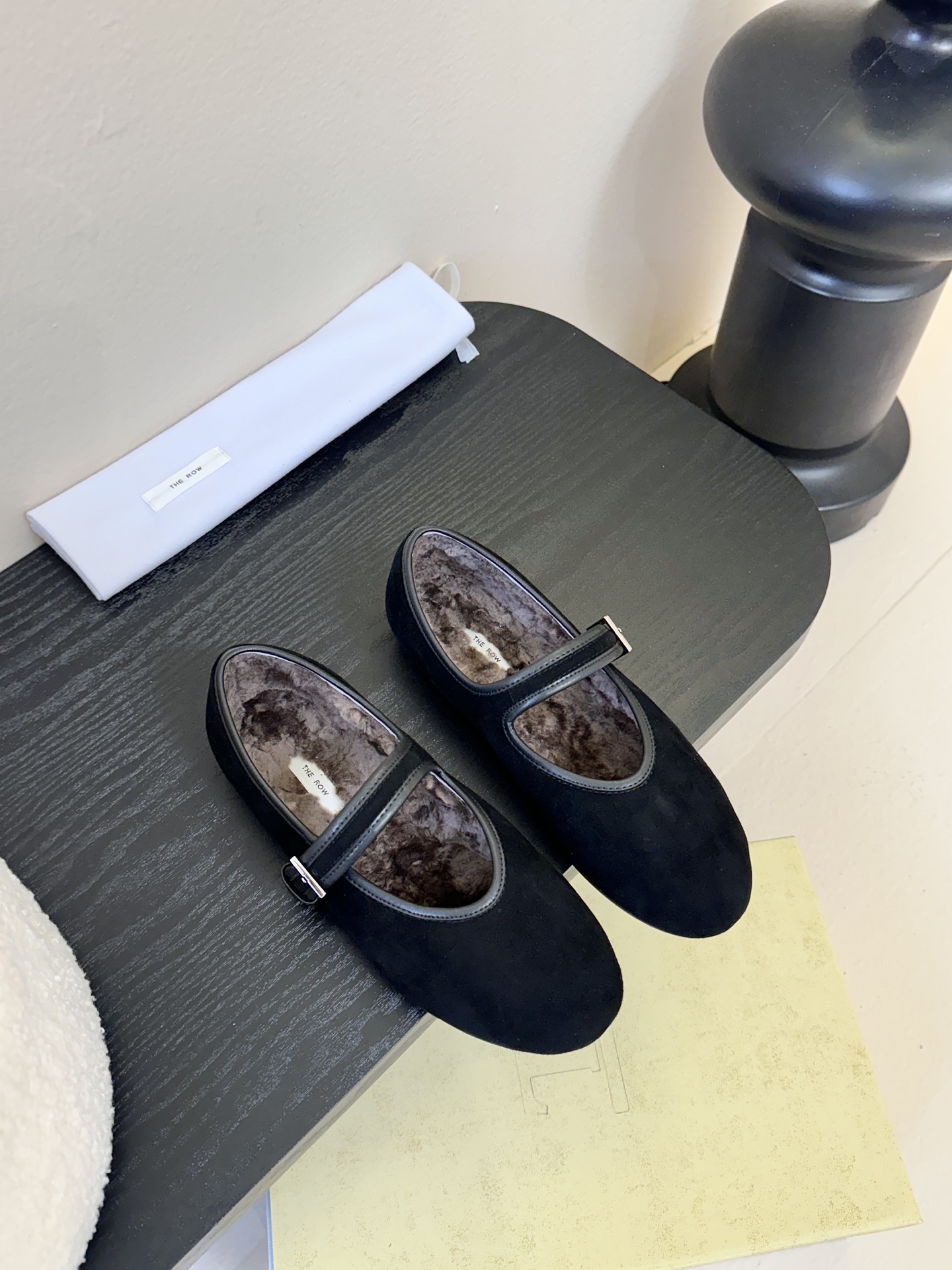 NO:594081,The ro* new minimalist color-blocked Velcro casual shoes!  These low-top sneakers are ideal for building a minimalist casual summer wardrobe. They are designed with a suede upper and a rubber sole of the same color. They are elegant yet simple. Minimalist style ceiling. The fabric cutting is also very exquisite. Any upper body has a relaxed and high-end feeling. It can really be said to be the perfect interpretation of long-term wear. The upper is original Yang Jing and the lining is woolen.  Size: 35-40 (40 is custom-made and non-refundable), fur shoes, sneakers, sheep, chamois leather19860909The ro*新款极简主义拼色魔术贴休闲鞋！ 这款低帮运动鞋是打造极简主义休闲夏日衣橱的理想穿搭之选,采用麂皮鞋面和同色系橡胶鞋底设计,优雅中不乏简约风格 极简风天花板 面料裁剪也很考究 随便一件上身都有种松弛又高级的感觉,真的可以说是完美的诠释了长期主义穿搭 鞋面原版羊京 内里毛里 码数:35-40（40定做不退换）,毛毛鞋,sneakers,sheep,chamois leather,Women's Shoes