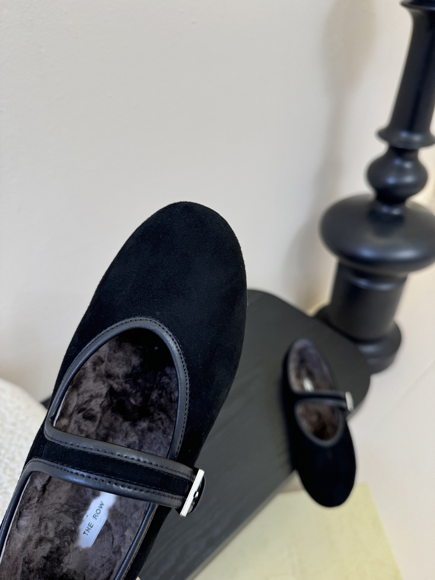 The ro*新款极简主义拼色魔术贴休闲鞋！这款低帮运动鞋是打造极简主义休闲夏日衣橱的理想穿搭之选，采用