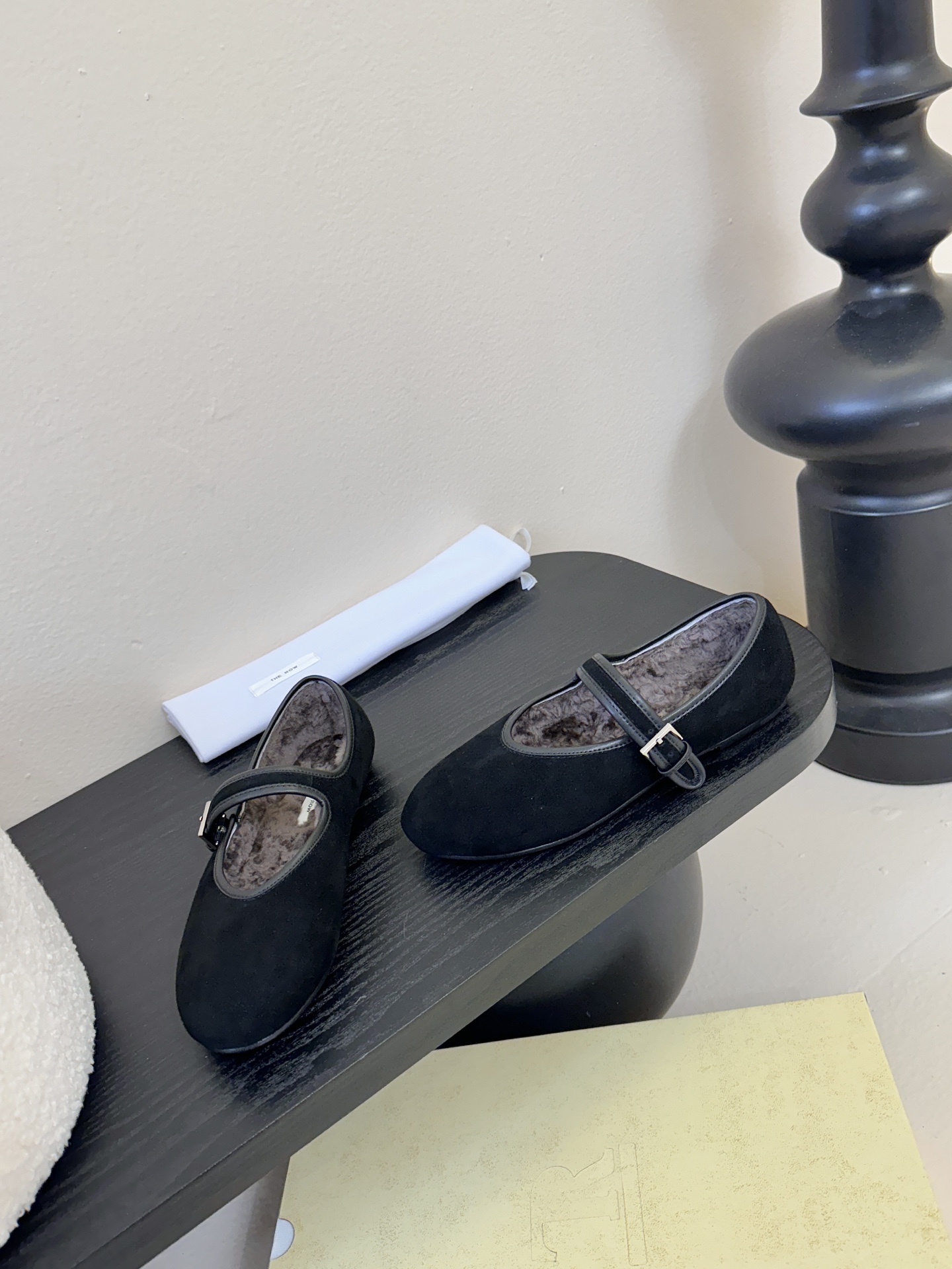 The ro*新款极简主义拼色魔术贴休闲鞋！这款低帮运动鞋是打造极简主义休闲夏日衣橱的理想穿搭之选，采用