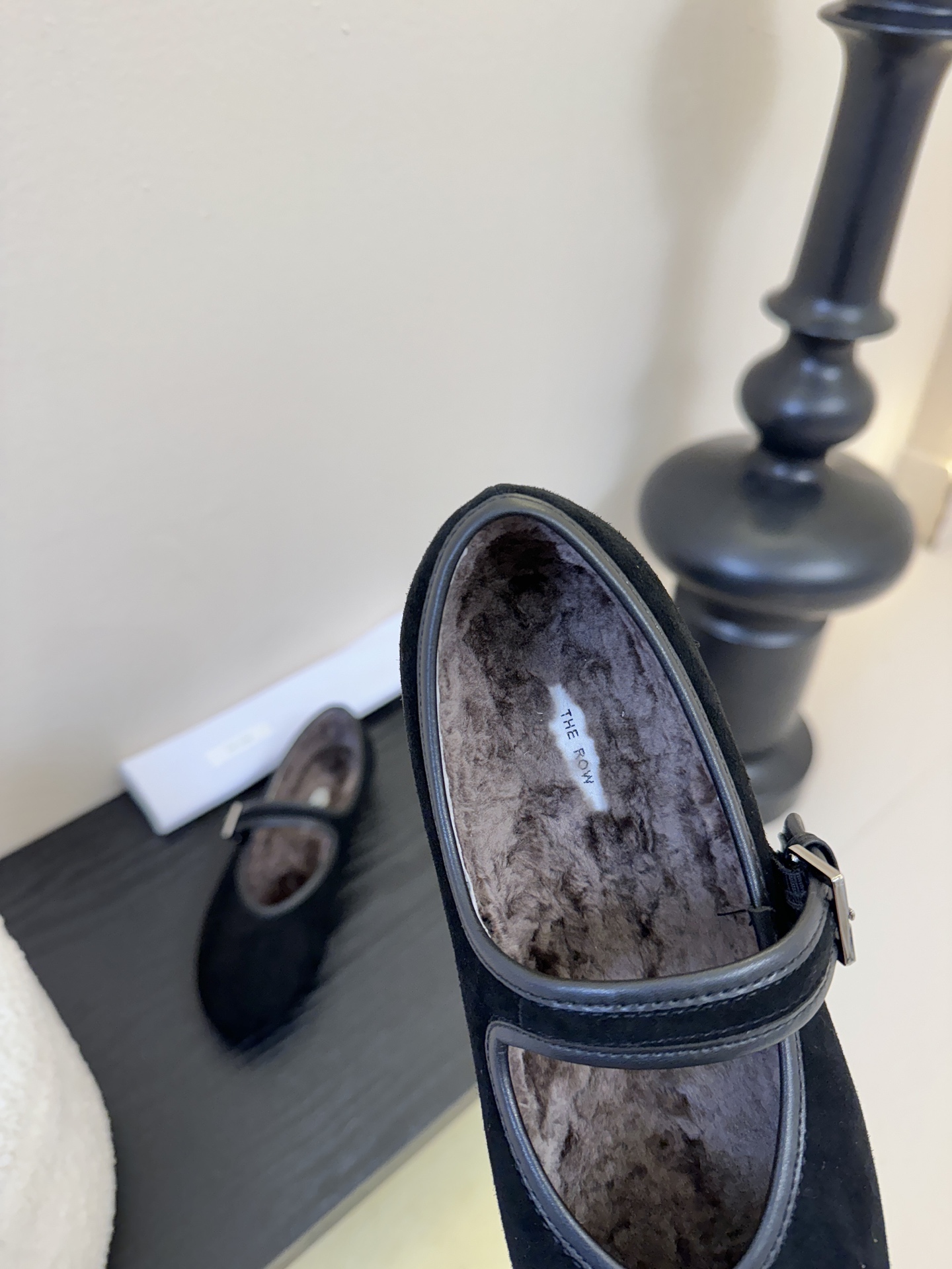 The ro*新款极简主义拼色魔术贴休闲鞋！这款低帮运动鞋是打造极简主义休闲夏日衣橱的理想穿搭之选，采用