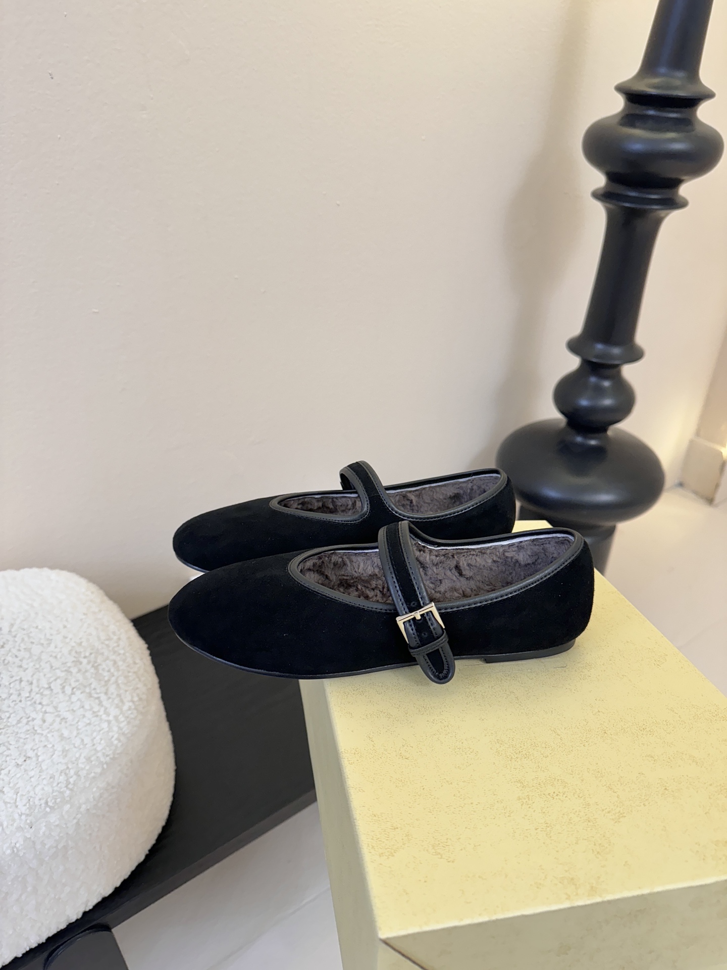 The ro*新款极简主义拼色魔术贴休闲鞋！这款低帮运动鞋是打造极简主义休闲夏日衣橱的理想穿搭之选，采用