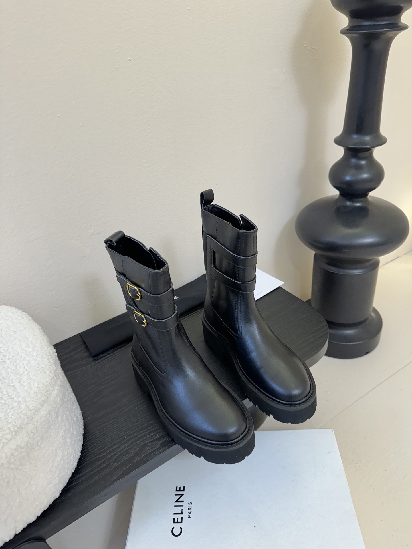 NO:594080,CELINE Celine 25 autumn and winter new style Yang Mi's same style short boots. Arc de Triomphe British style short boots. Simple and fashionable. Timeless. It is a classic that will never fade out in the fashion circle. The retro British style allows you to wear a different temperament. Matching logo. Fabric imported cowhide. Sheepskin lining. Size#35-39 (40# custom-made and non-returnable), boots, celine, boots, cowhide, sheepskin19860909CELINE塞琳 25秋冬新款杨幂同款 短靴 凯旋门英伦风短靴 简约大气时髦 耐看不过时 是时尚圈永不退潮的经典所在,复古的英伦风格,让你穿出不一样的气质对版logo 面料进口牛皮 内里羊皮内里 Size#35-39（40#订做不退换）,靴子,celine,boots,cowhide,sheepskin,Women's Shoes