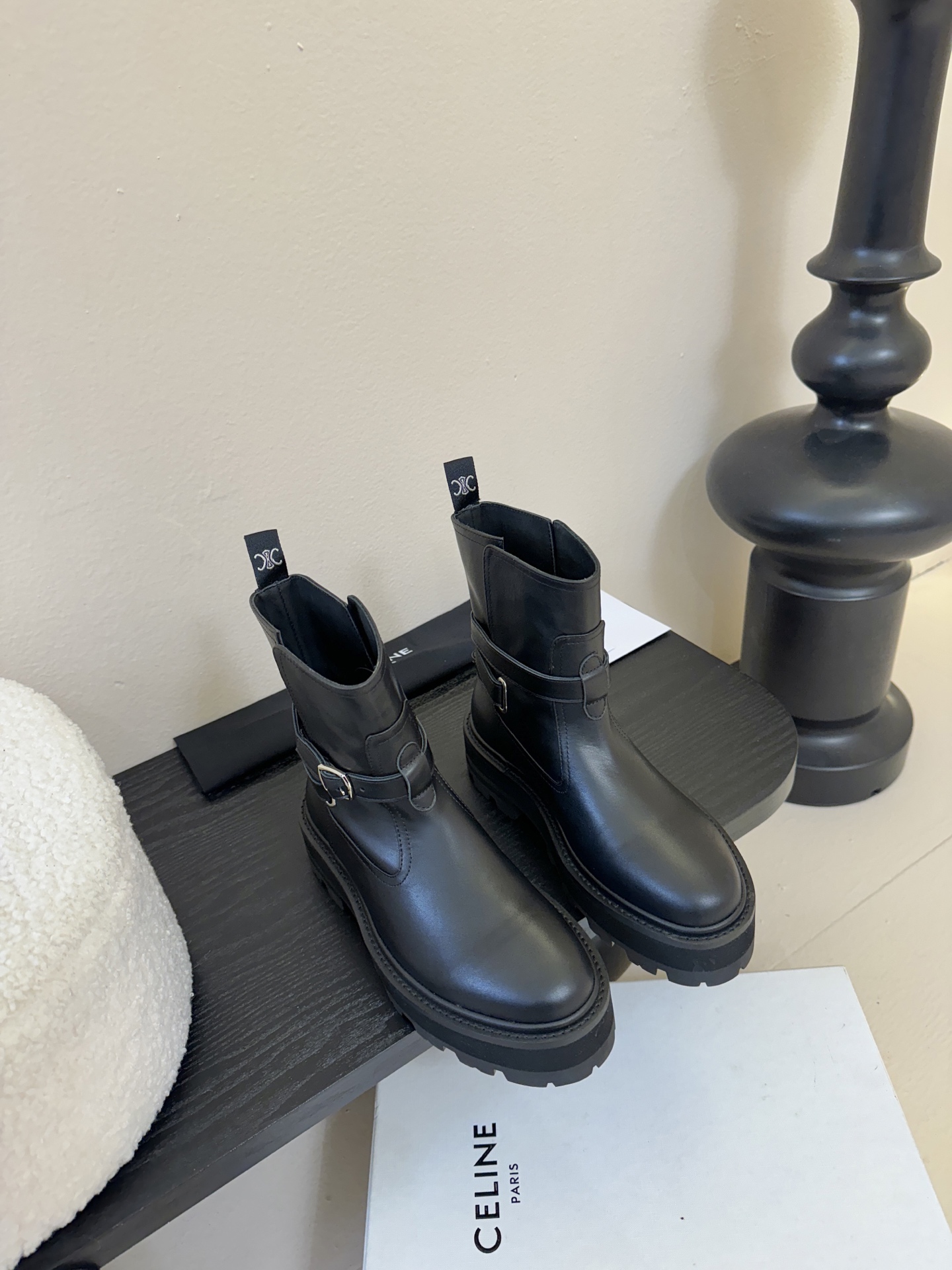 NO:594477,CELINE Celine 25 autumn and winter new style Yang Mi's same style short boots. Arc de Triomphe British style short boots. Simple and fashionable. Timeless. It is a classic that will never fade out in the fashion circle. The retro British style allows you to wear a different temperament. Matching logo. Fabric imported cowhide. Sheepskin lining. Size#35-39 (40# custom-made and non-returnable), boots, celine, boots, cowhide, sheepskin19860909CELINE塞琳 25秋冬新款杨幂同款 短靴 凯旋门英伦风短靴 简约大气时髦 耐看不过时 是时尚圈永不退潮的经典所在,复古的英伦风格,让你穿出不一样的气质对版logo 面料进口牛皮 内里羊皮内里 Size#35-39（40#订做不退换）,靴子,celine,boots,cowhide,sheepskin,Women's Shoes