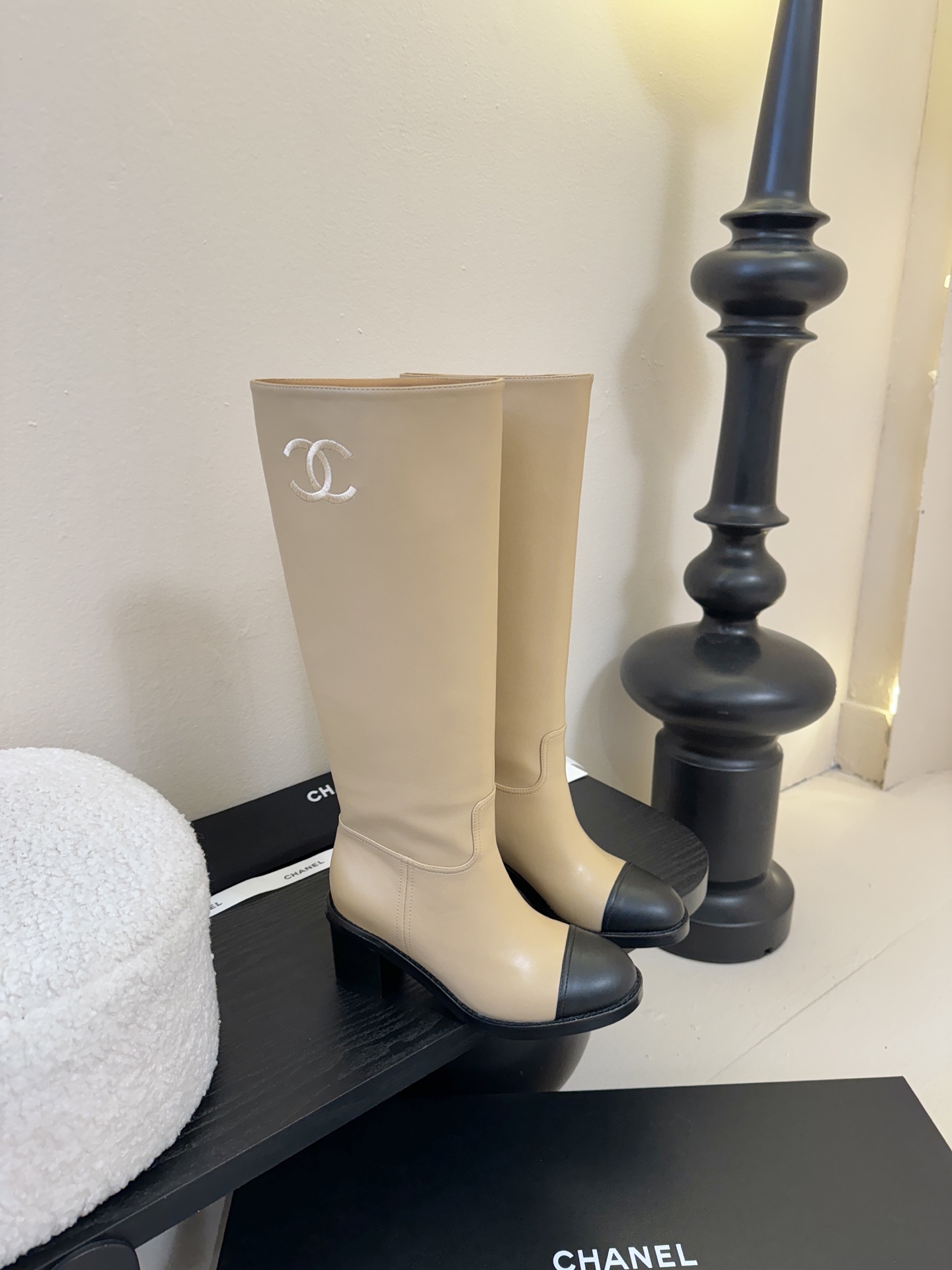 chane* 25SS新款链条骑士靴永恒的经典又甜又酷搭任何风格都完全可以 上脚之后就脱不下来，这款非常