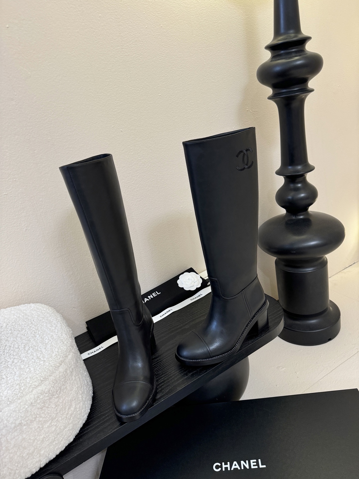 chane* 25SS新款链条骑士靴永恒的经典又甜又酷搭任何风格都完全可以 上脚之后就脱不下来，这款非常