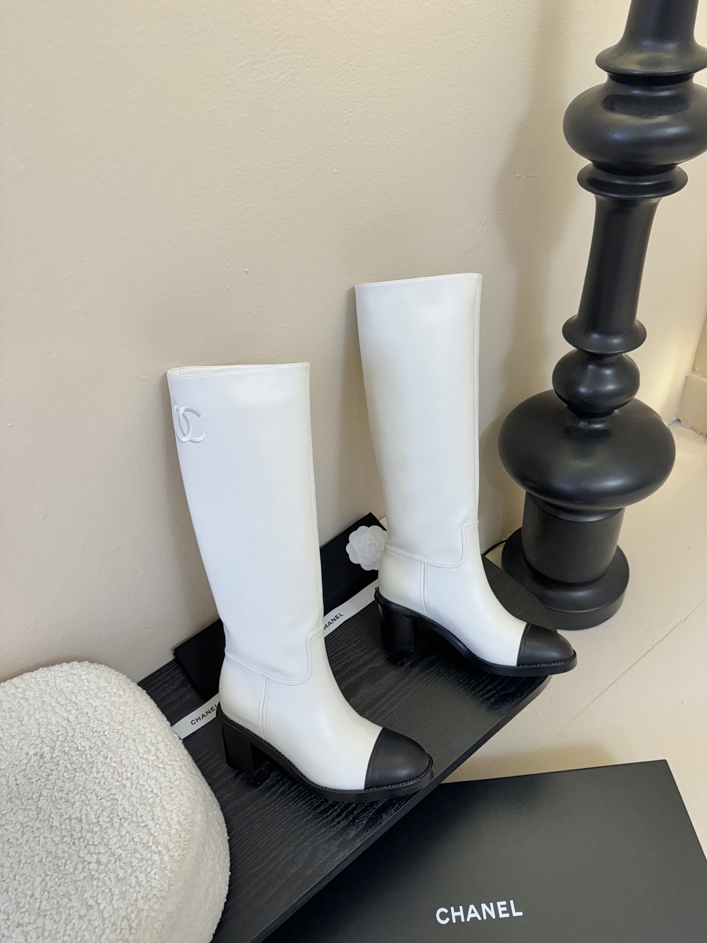 chane* 25SS新款链条骑士靴永恒的经典又甜又酷搭任何风格都完全可以 上脚之后就脱不下来，这款非常