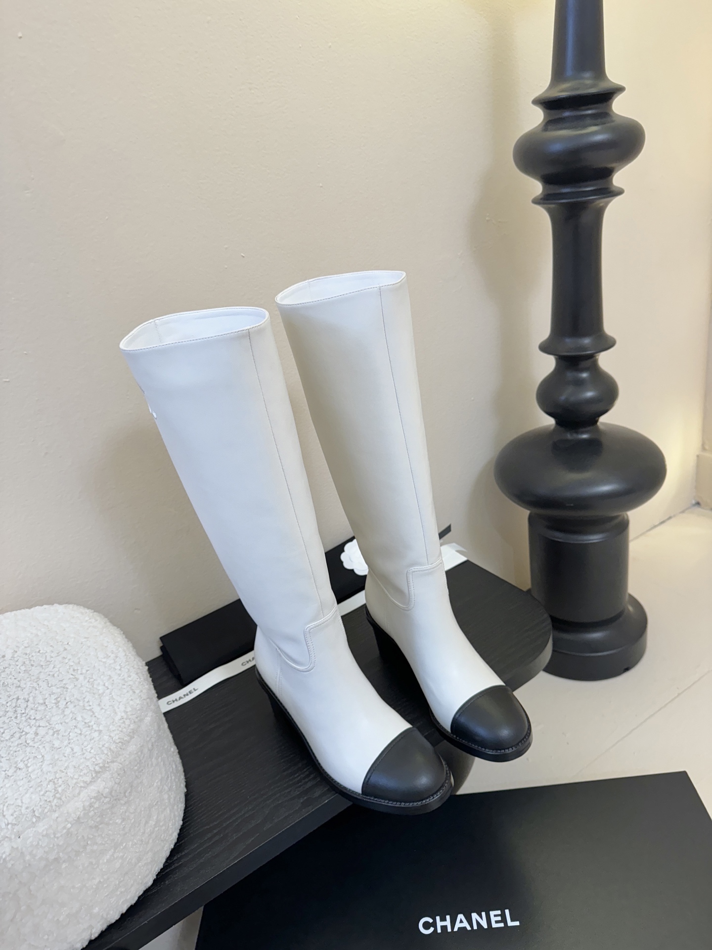 NO:594480,chane* 25SS new chain knight boots. Timeless classic, sweet and cool, can be worn with any style. Once put on, you can't take them off. This model is very flattering to the leg shape. It can be easily controlled by those with thick calves. It is also very friendly to small girls. It lengthens the leg line and makes you look thinner and taller. It is designed with small round toe splicing and the curvature is well controlled. Sheepskin upper, cowhide lining, genuine leather outsole, and heel height 6CM  SIZE35-41 (40.41 customized), boots, chanel, boots, cowhide, sheepskin, Leather soles19860909chane* 25SS新款链条骑士靴 永恒的经典又甜又酷搭任何风格都完全可以 上脚之后就脱不下来,这款非常修饰腿型,小腿粗的都可以轻松驾驭,对小个子女生也很友好,拉长腿部线条又显瘦又显高,小小圆头拼接设,计弧度把控的非常到位 鞋面羊皮 内里牛皮 大底真皮大底 跟高6CM SIZE35-41（40.41定制）,靴子,chanel,boots,cowhide,sheepskin,Leather soles,Women's Shoes