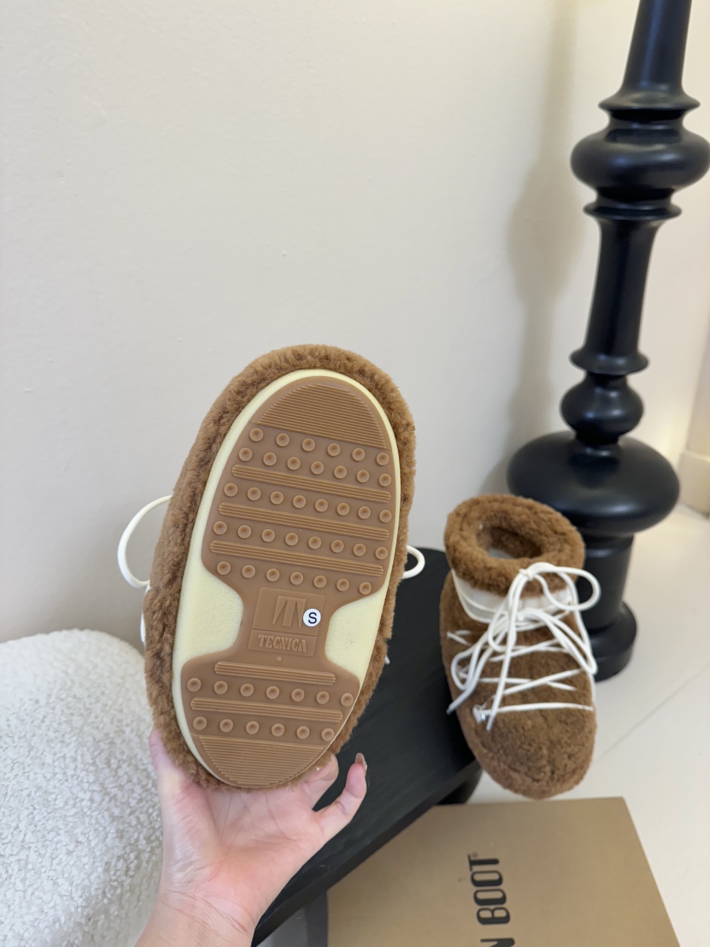 Moonboot这月亮雪地靴很出圈吗？去年这靴子看到好多辣妹子在穿搭配都是1.7的即视感！巨显腿长那种！