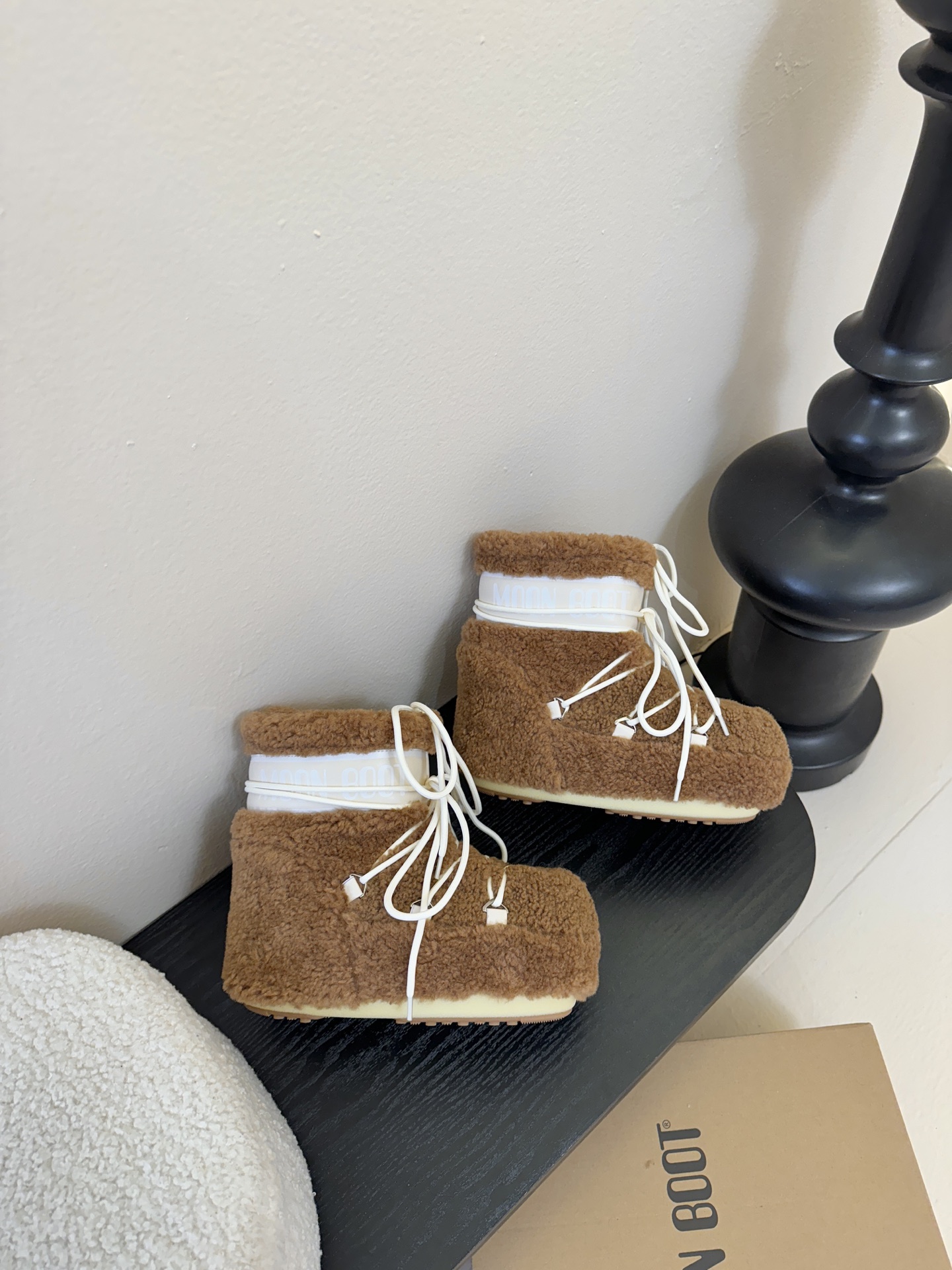 Moonboot这月亮雪地靴很出圈吗？去年这靴子看到好多辣妹子在穿搭配都是1.7的即视感！巨显腿长那种！