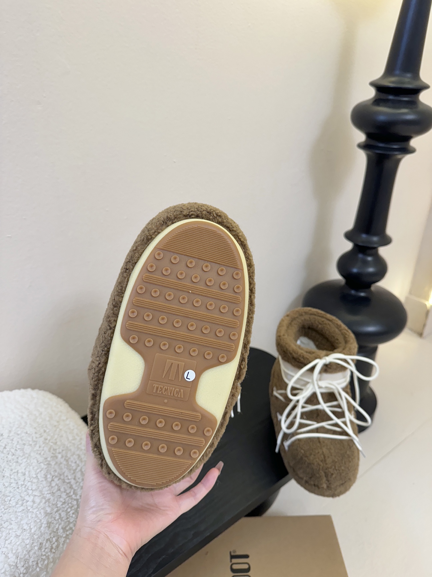 Moonboot这月亮雪地靴很出圈吗？去年这靴子看到好多辣妹子在穿搭配都是1.7的即视感！巨显腿长那种！