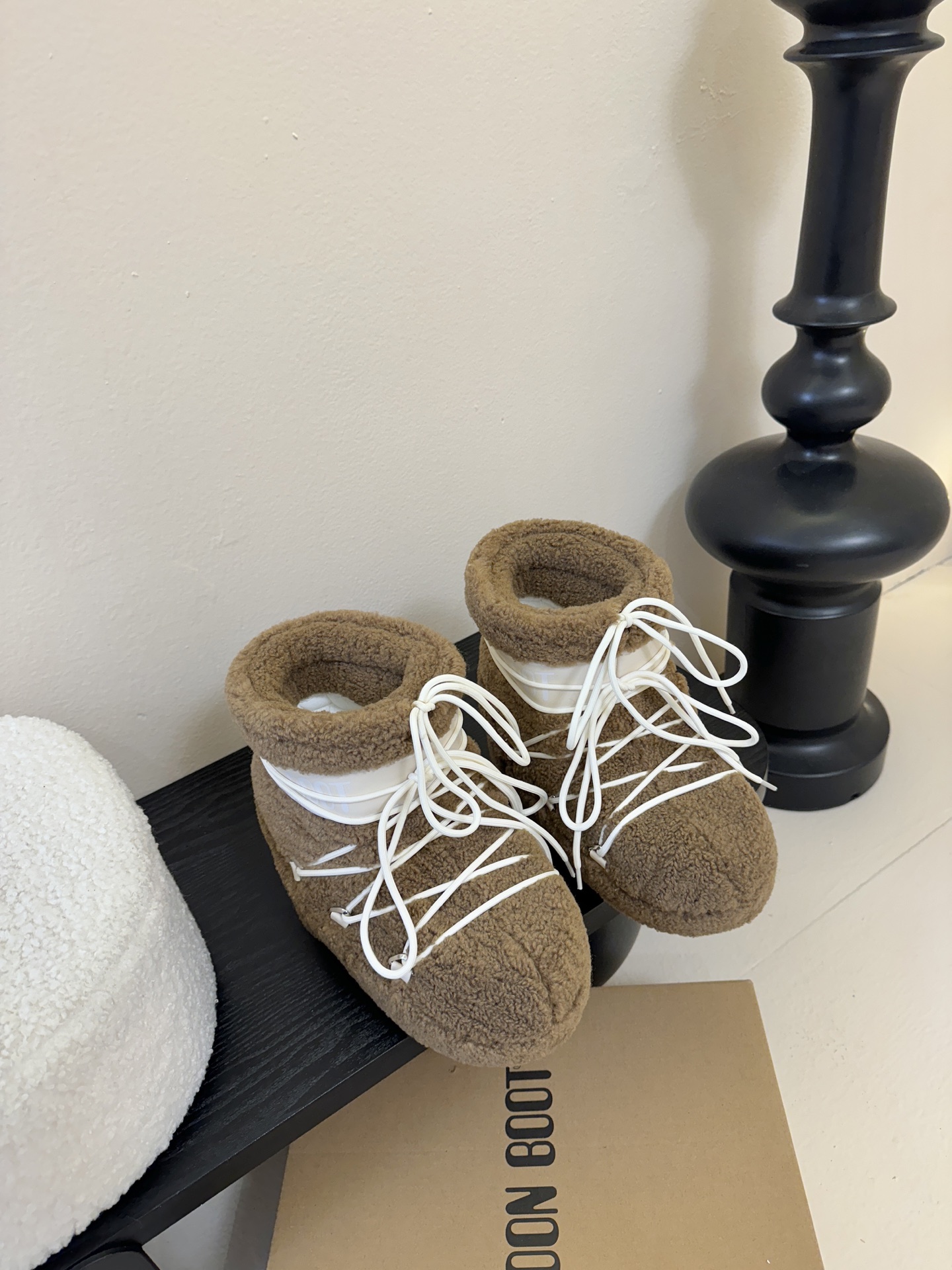 Moonboot这月亮雪地靴很出圈吗？去年这靴子看到好多辣妹子在穿搭配都是1.7的即视感！巨显腿长那种！