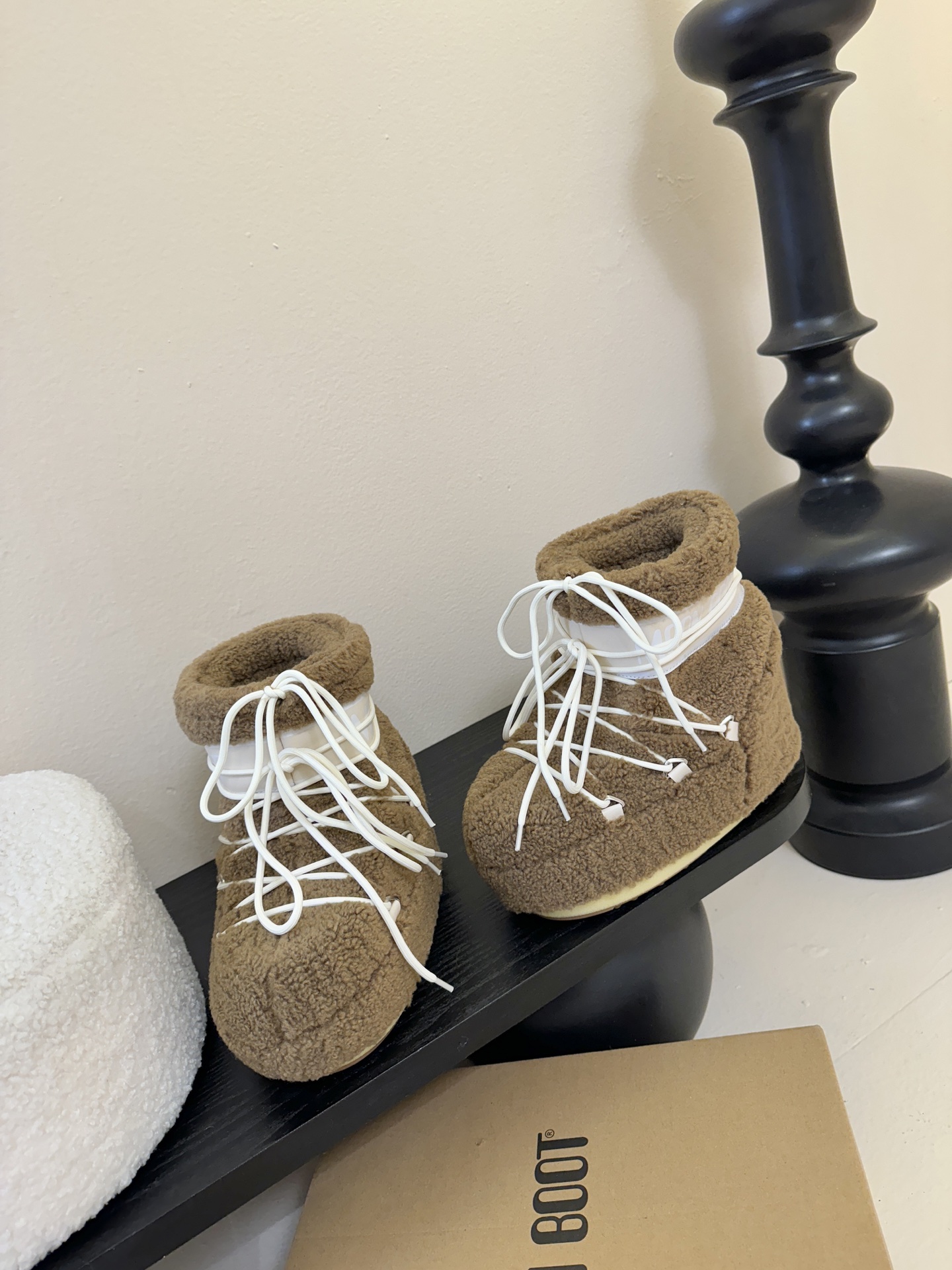 Moonboot这月亮雪地靴很出圈吗？去年这靴子看到好多辣妹子在穿搭配都是1.7的即视感！巨显腿长那种！