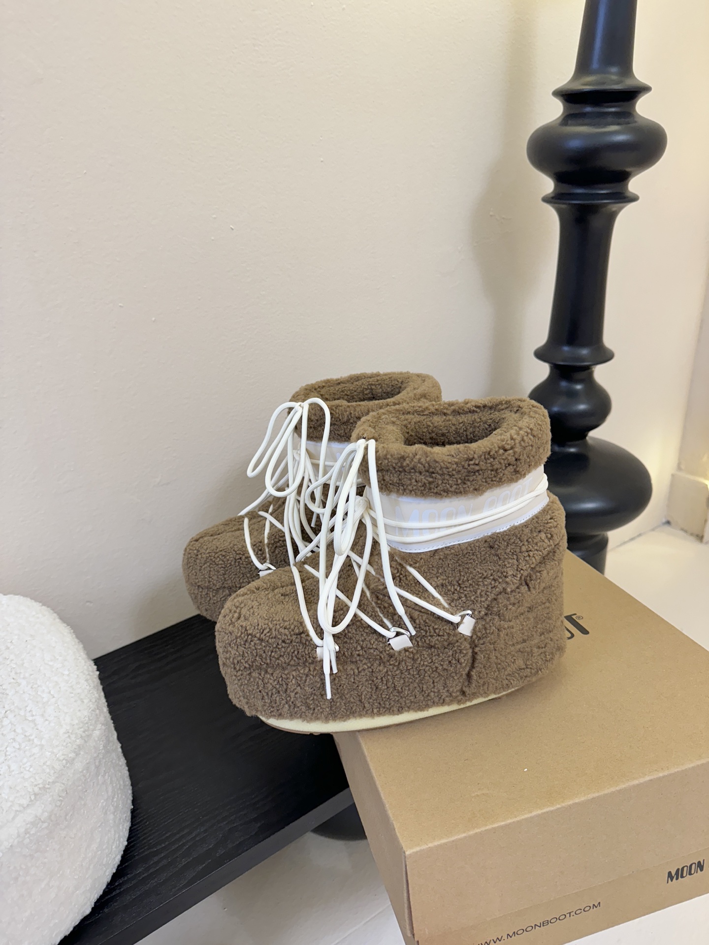 Moonboot这月亮雪地靴很出圈吗？去年这靴子看到好多辣妹子在穿搭配都是1.7的即视感！巨显腿长那种！