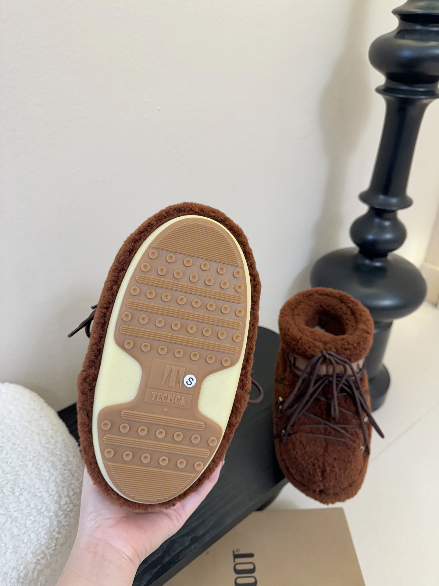 Moonboot这月亮雪地靴很出圈吗？去年这靴子看到好多辣妹子在穿搭配都是1.7的即视感！巨显腿长那种！