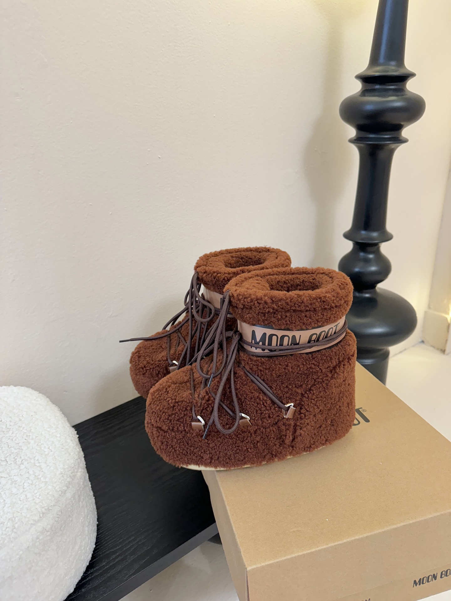 Moonboot这月亮雪地靴很出圈吗？去年这靴子看到好多辣妹子在穿搭配都是1.7的即视感！巨显腿长那种！