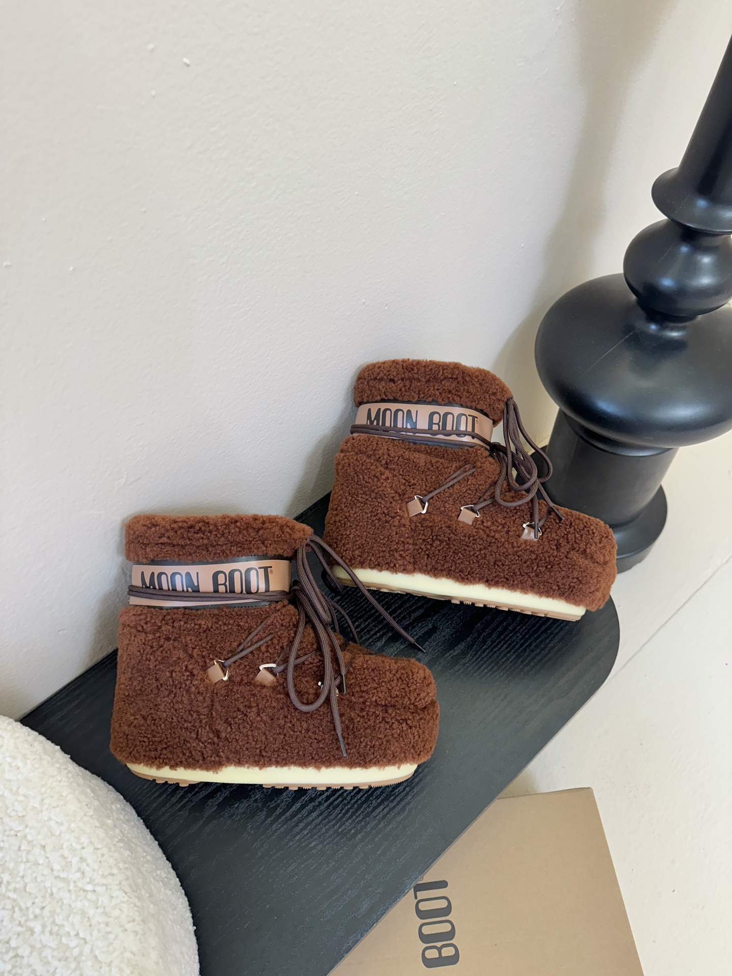 Moonboot这月亮雪地靴很出圈吗？去年这靴子看到好多辣妹子在穿搭配都是1.7的即视感！巨显腿长那种！