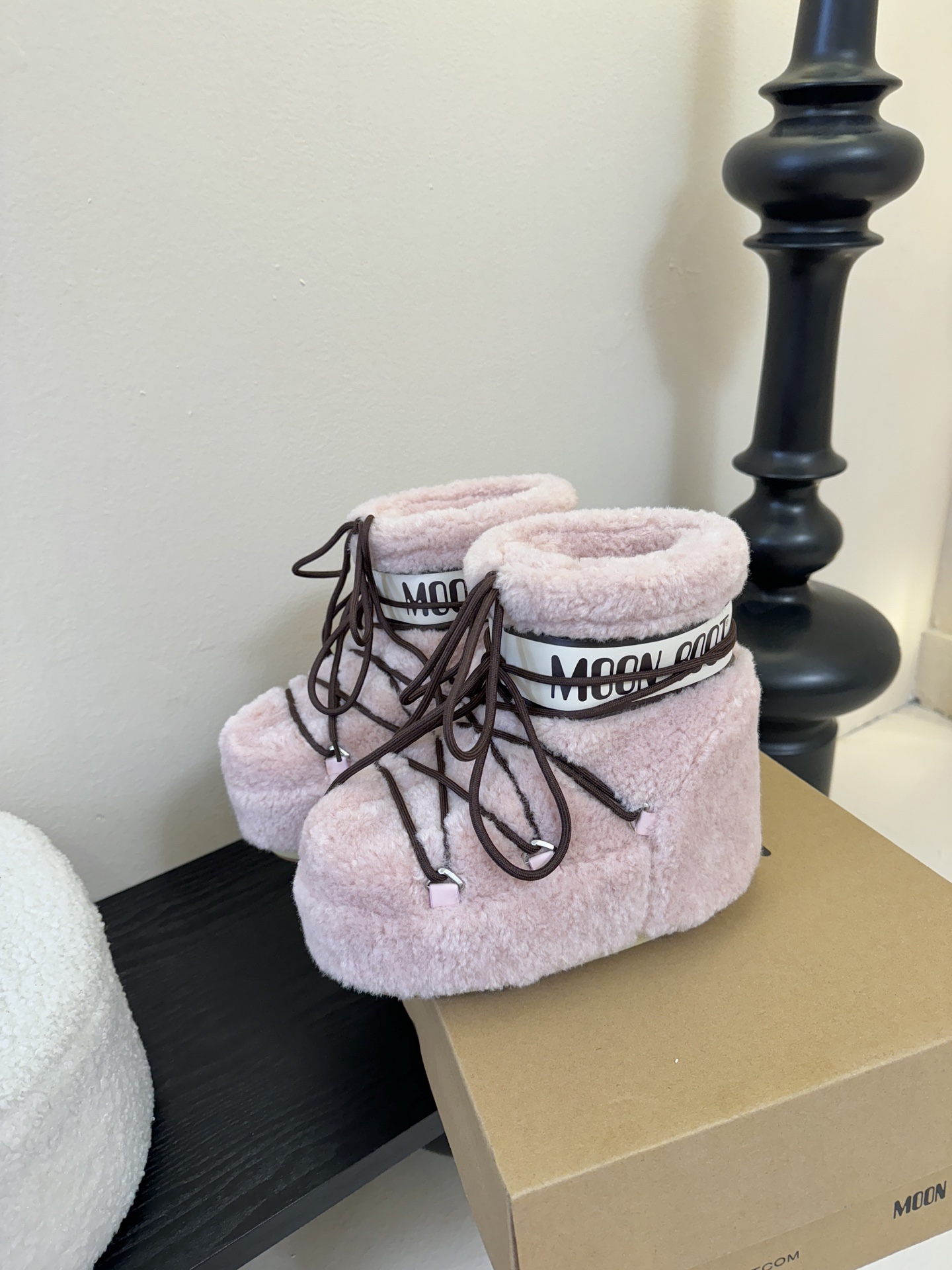 Moonboot这月亮雪地靴很出圈吗？去年这靴子看到好多辣妹子在穿搭配都是1.7的即视感！巨显腿长那种！