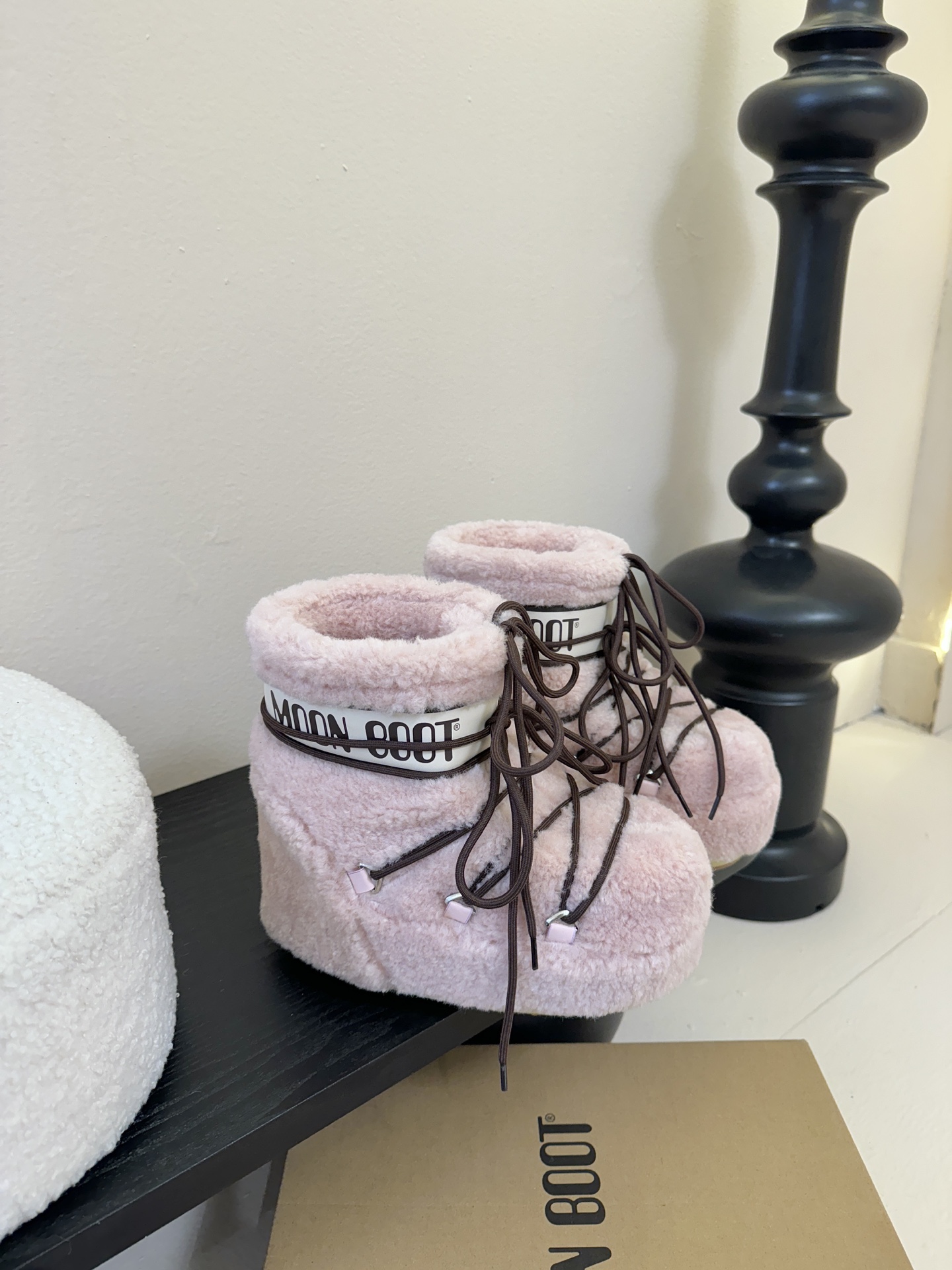 Moonboot这月亮雪地靴很出圈吗？去年这靴子看到好多辣妹子在穿搭配都是1.7的即视感！巨显腿长那种！
