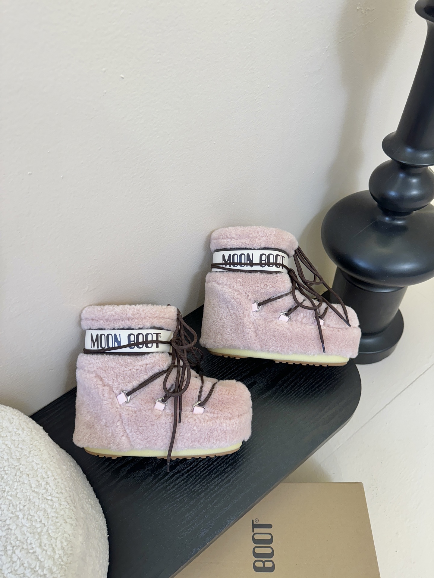 Moonboot这月亮雪地靴很出圈吗？去年这靴子看到好多辣妹子在穿搭配都是1.7的即视感！巨显腿长那种！