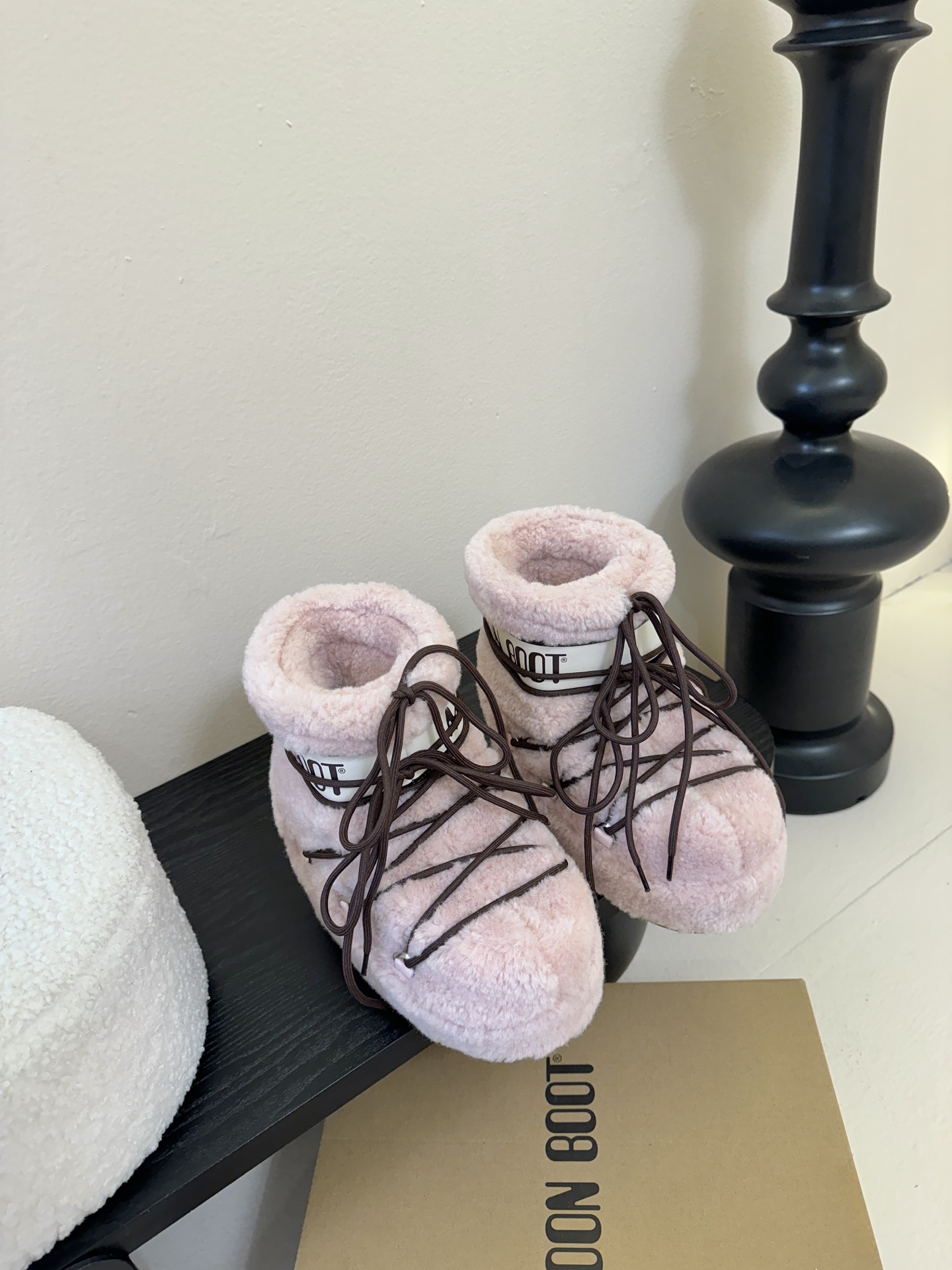 Moonboot这月亮雪地靴很出圈吗？去年这靴子看到好多辣妹子在穿搭配都是1.7的即视感！巨显腿长那种！