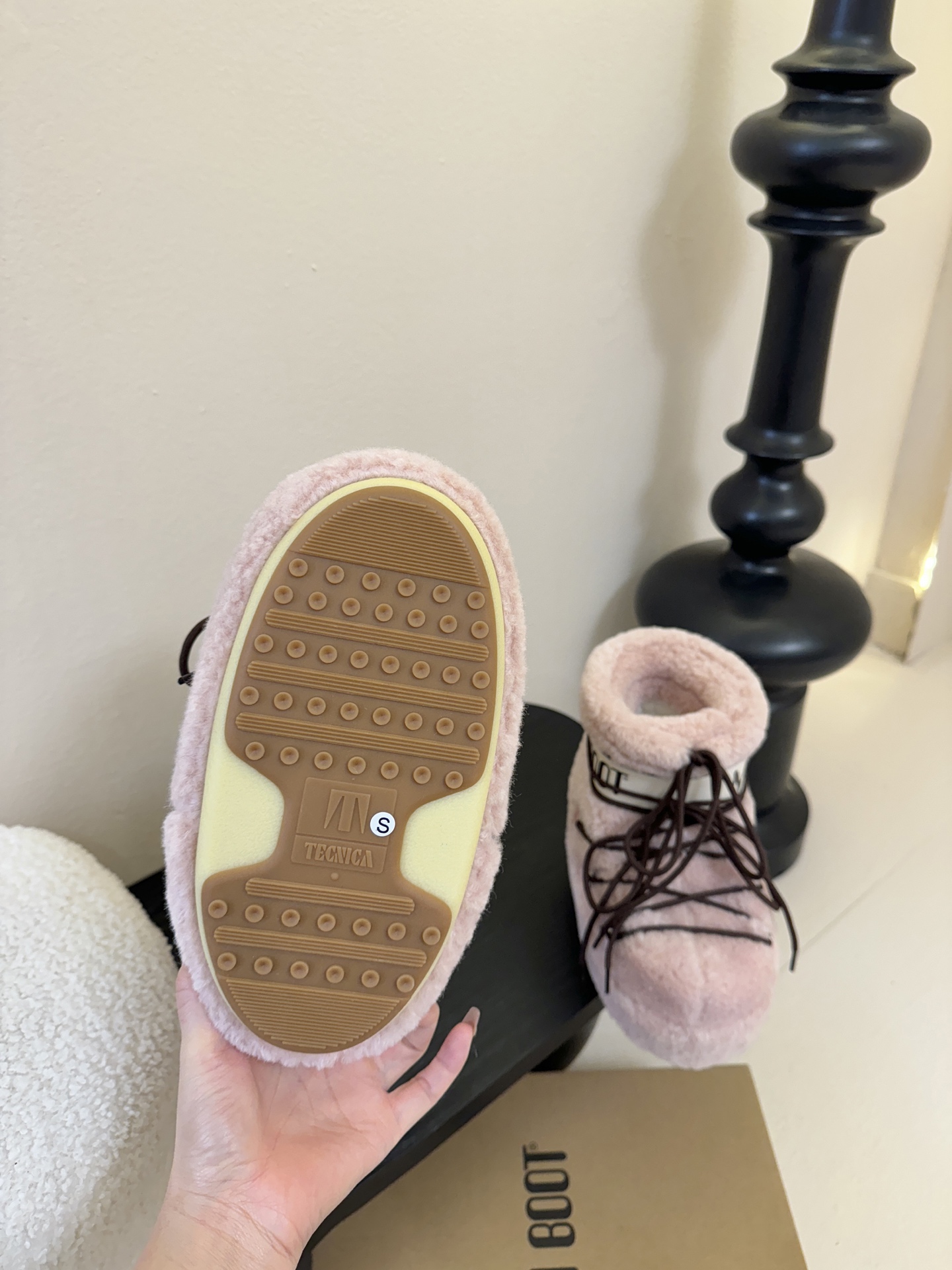 Moonboot这月亮雪地靴很出圈吗？去年这靴子看到好多辣妹子在穿搭配都是1.7的即视感！巨显腿长那种！