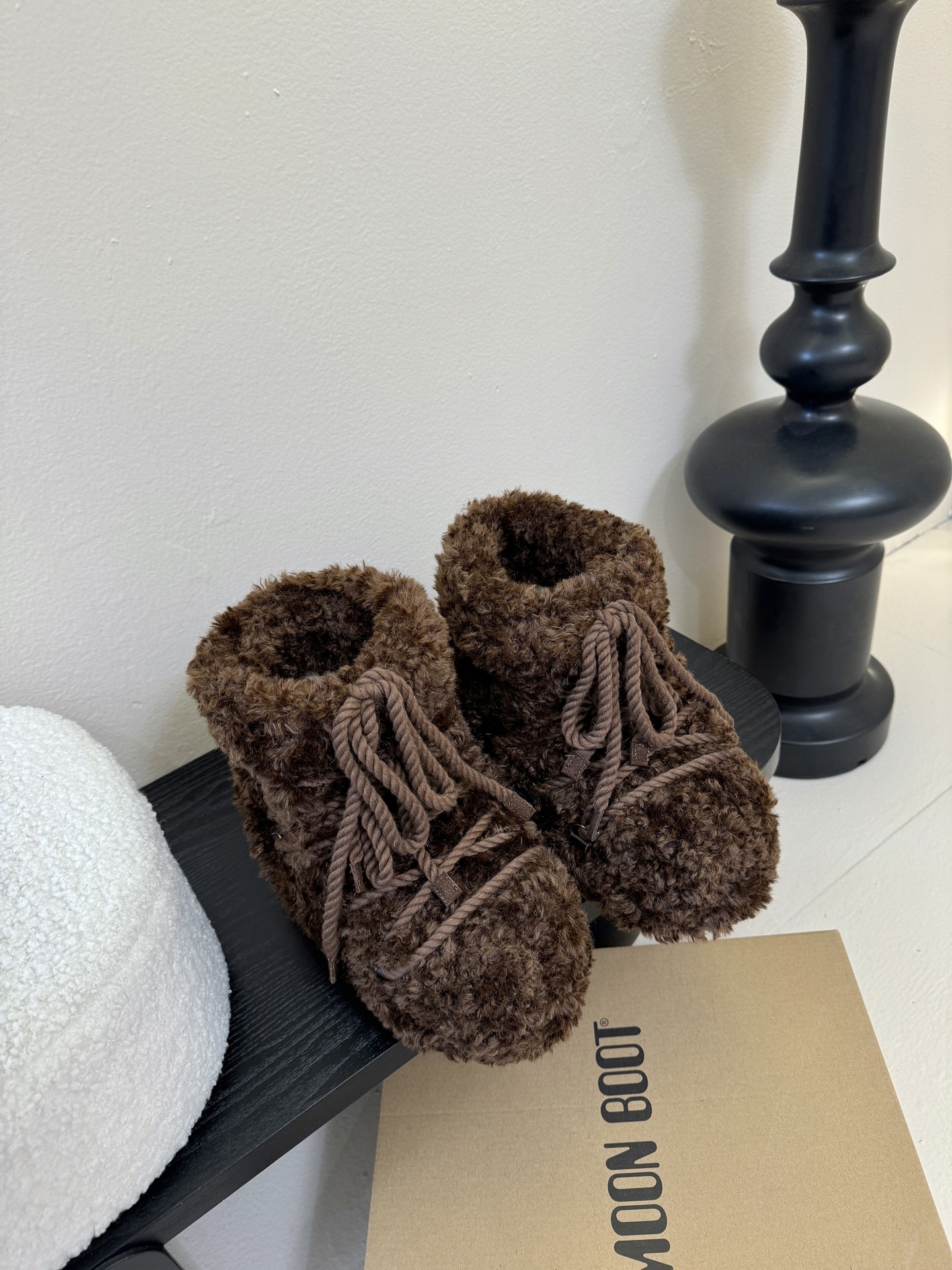 Moonboot这月亮雪地靴很出圈吗？去年这靴子看到好多辣妹子在穿搭配都是1.7的即视感！巨显腿长那种！