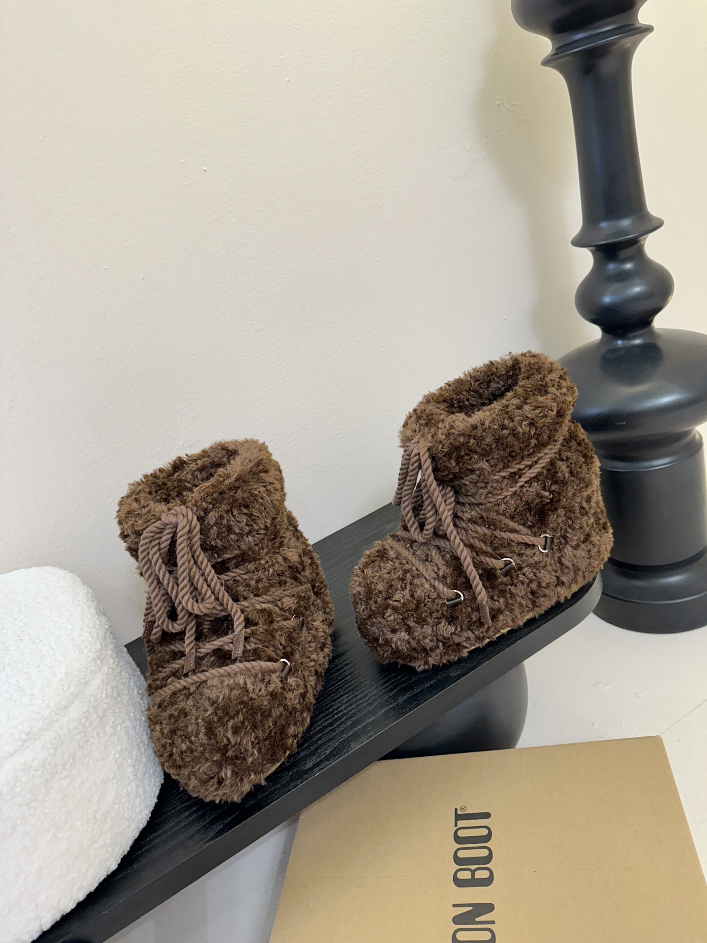 Moonboot这月亮雪地靴很出圈吗？去年这靴子看到好多辣妹子在穿搭配都是1.7的即视感！巨显腿长那种！