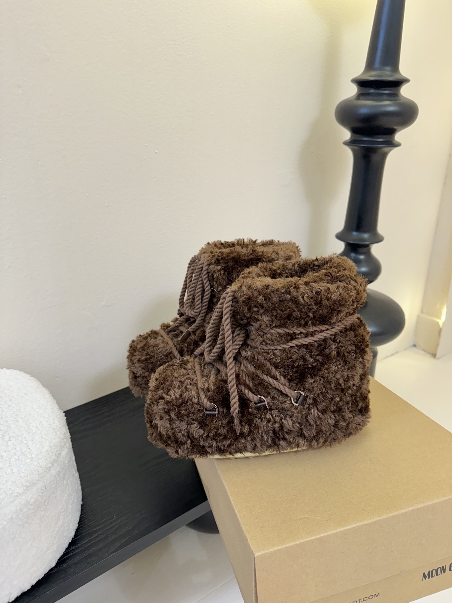 Moonboot这月亮雪地靴很出圈吗？去年这靴子看到好多辣妹子在穿搭配都是1.7的即视感！巨显腿长那种！