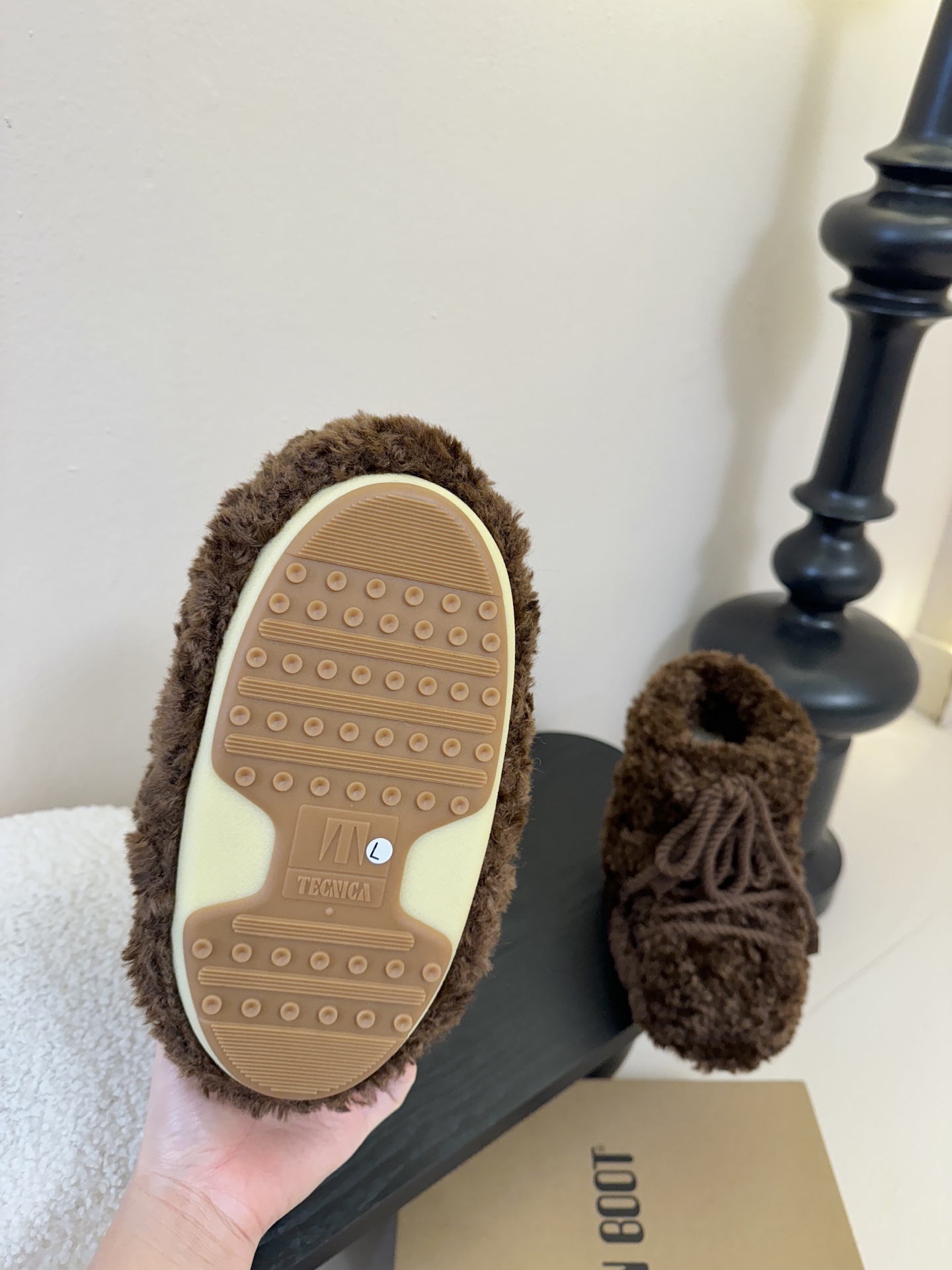 Moonboot这月亮雪地靴很出圈吗？去年这靴子看到好多辣妹子在穿搭配都是1.7的即视感！巨显腿长那种！