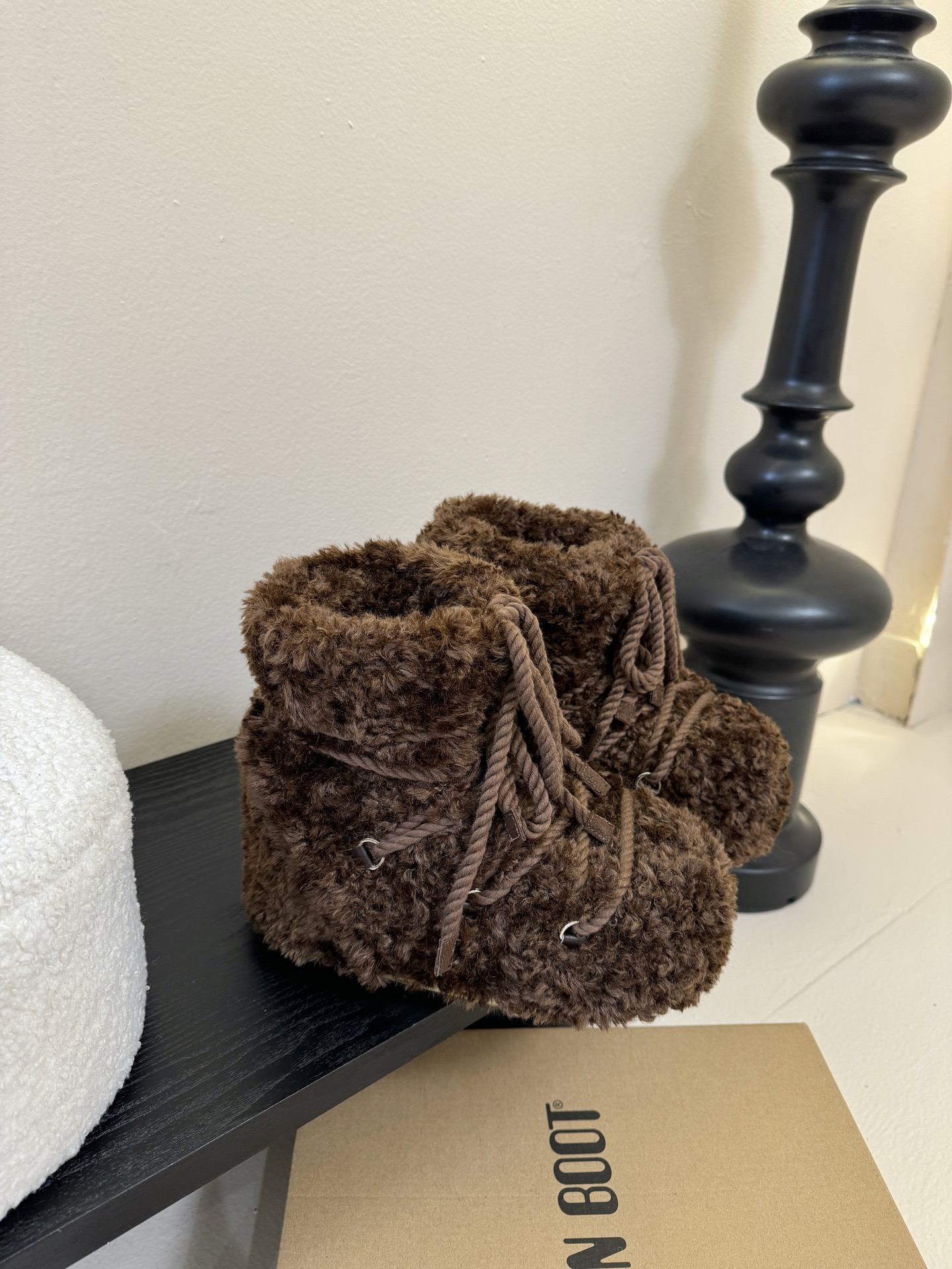 Moonboot这月亮雪地靴很出圈吗？去年这靴子看到好多辣妹子在穿搭配都是1.7的即视感！巨显腿长那种！