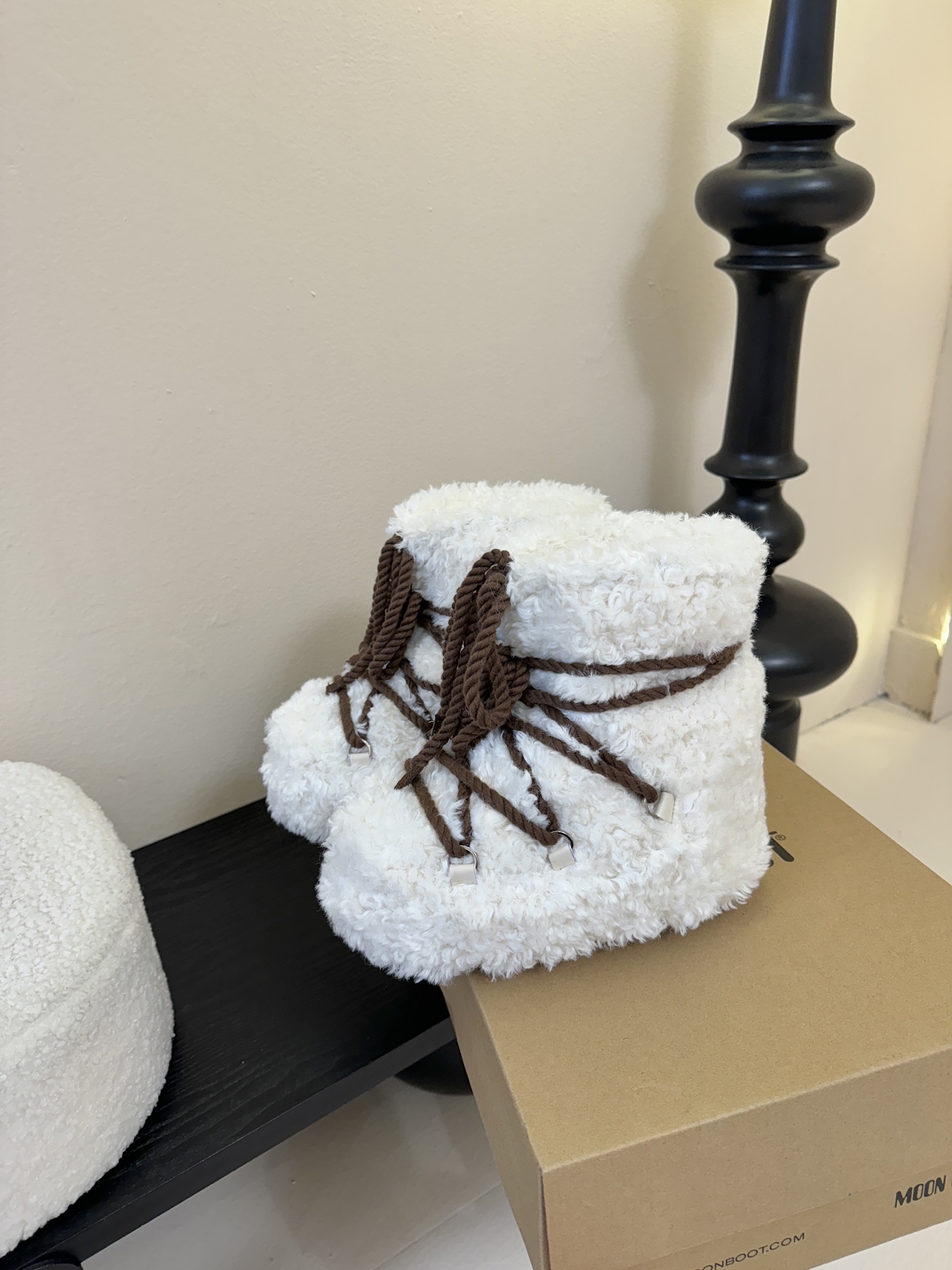 Moonboot这月亮雪地靴很出圈吗？去年这靴子看到好多辣妹子在穿搭配都是1.7的即视感！巨显腿长那种！