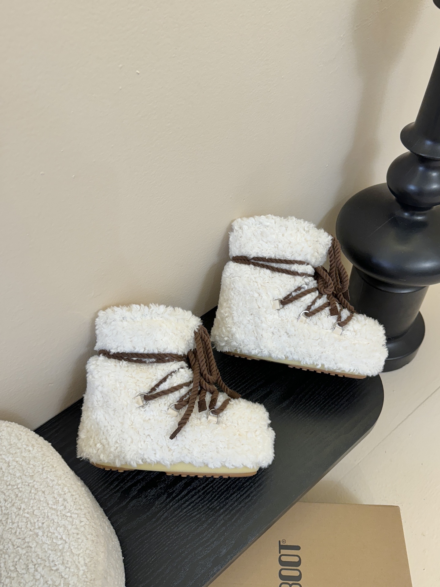 Moonboot这月亮雪地靴很出圈吗？去年这靴子看到好多辣妹子在穿搭配都是1.7的即视感！巨显腿长那种！