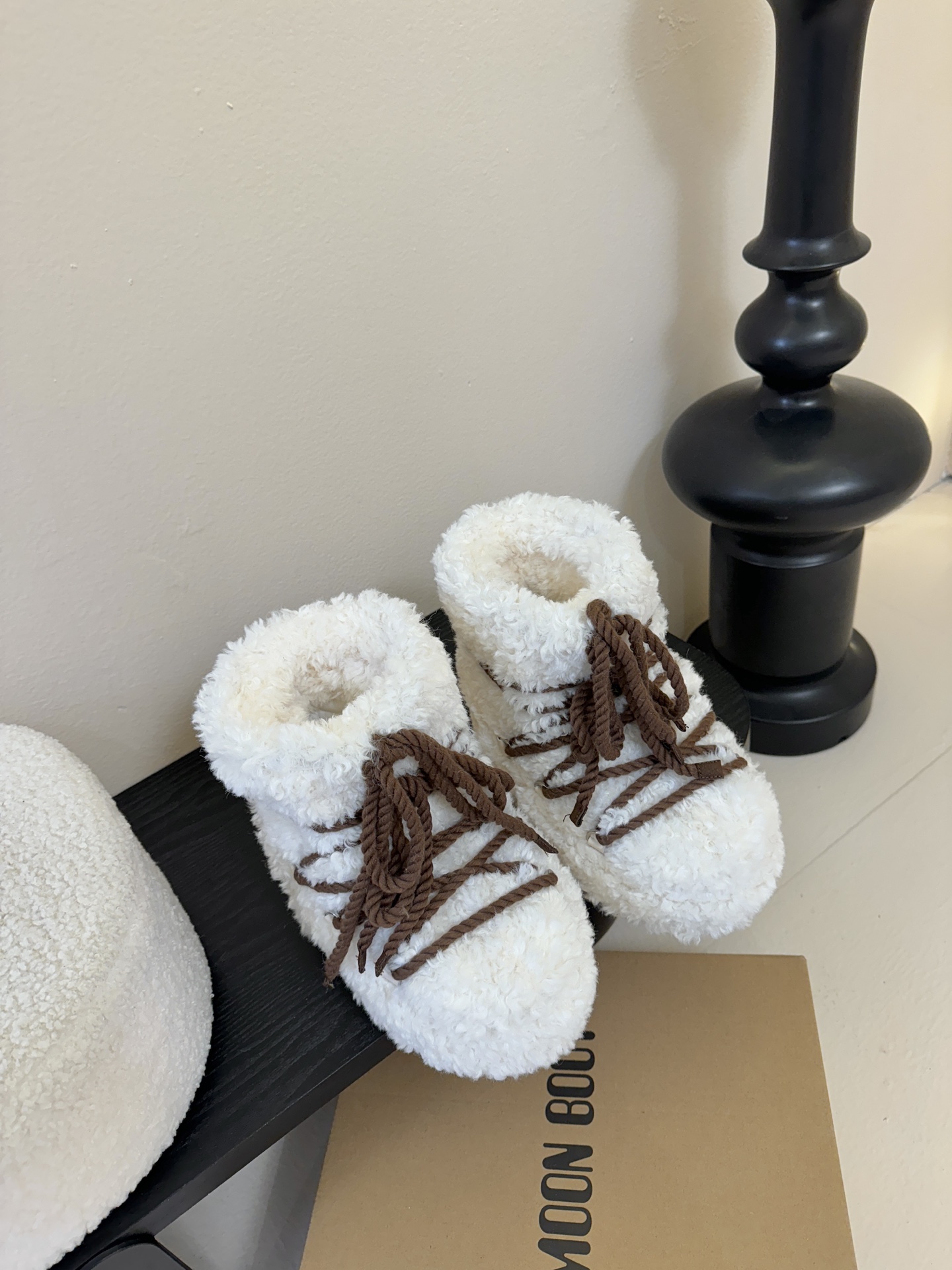 Moonboot这月亮雪地靴很出圈吗？去年这靴子看到好多辣妹子在穿搭配都是1.7的即视感！巨显腿长那种！