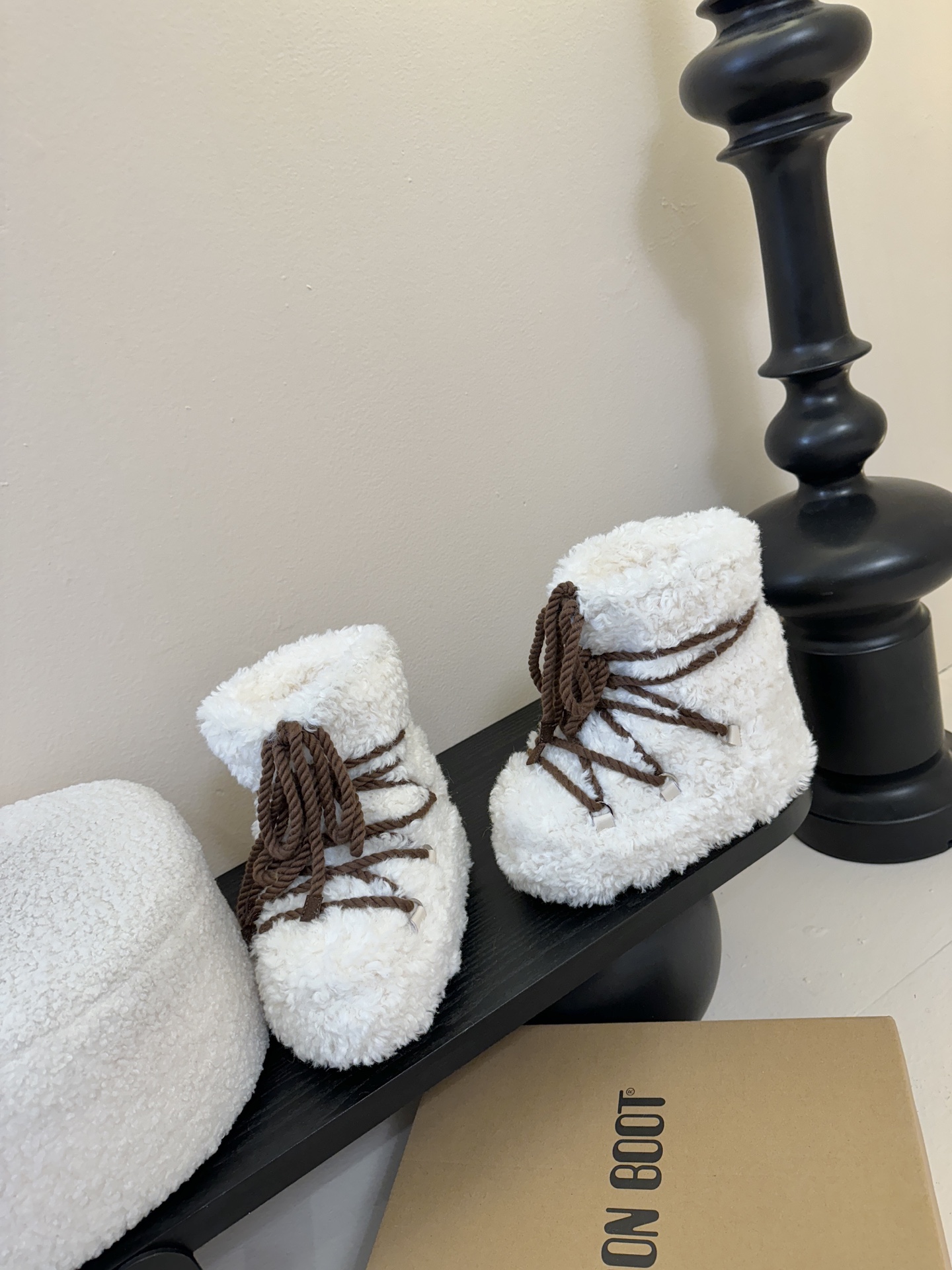 Moonboot这月亮雪地靴很出圈吗？去年这靴子看到好多辣妹子在穿搭配都是1.7的即视感！巨显腿长那种！