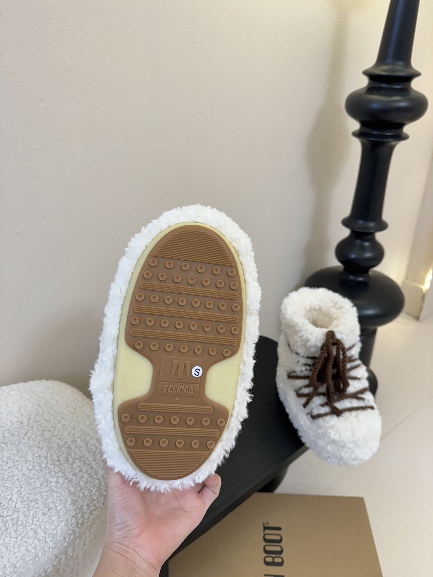 Moonboot这月亮雪地靴很出圈吗？去年这靴子看到好多辣妹子在穿搭配都是1.7的即视感！巨显腿长那种！