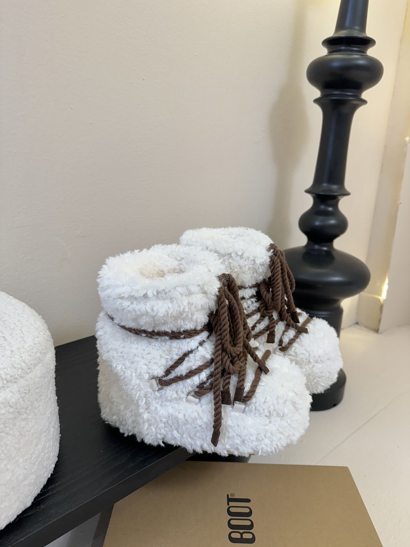 Moonboot这月亮雪地靴很出圈吗？去年这靴子看到好多辣妹子在穿搭配都是1.7的即视感！巨显腿长那种！