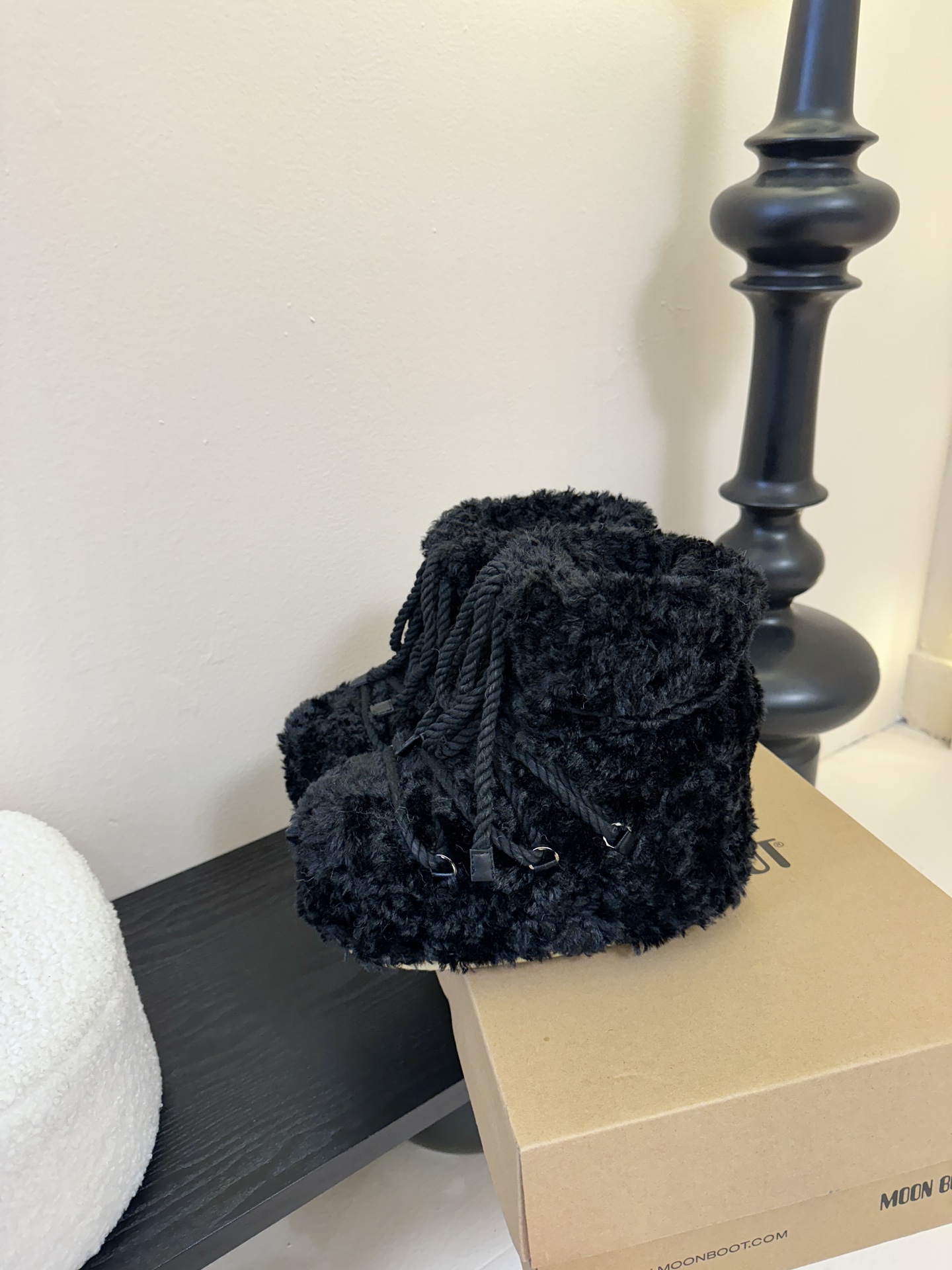 Moonboot这月亮雪地靴很出圈吗？去年这靴子看到好多辣妹子在穿搭配都是1.7的即视感！巨显腿长那种！