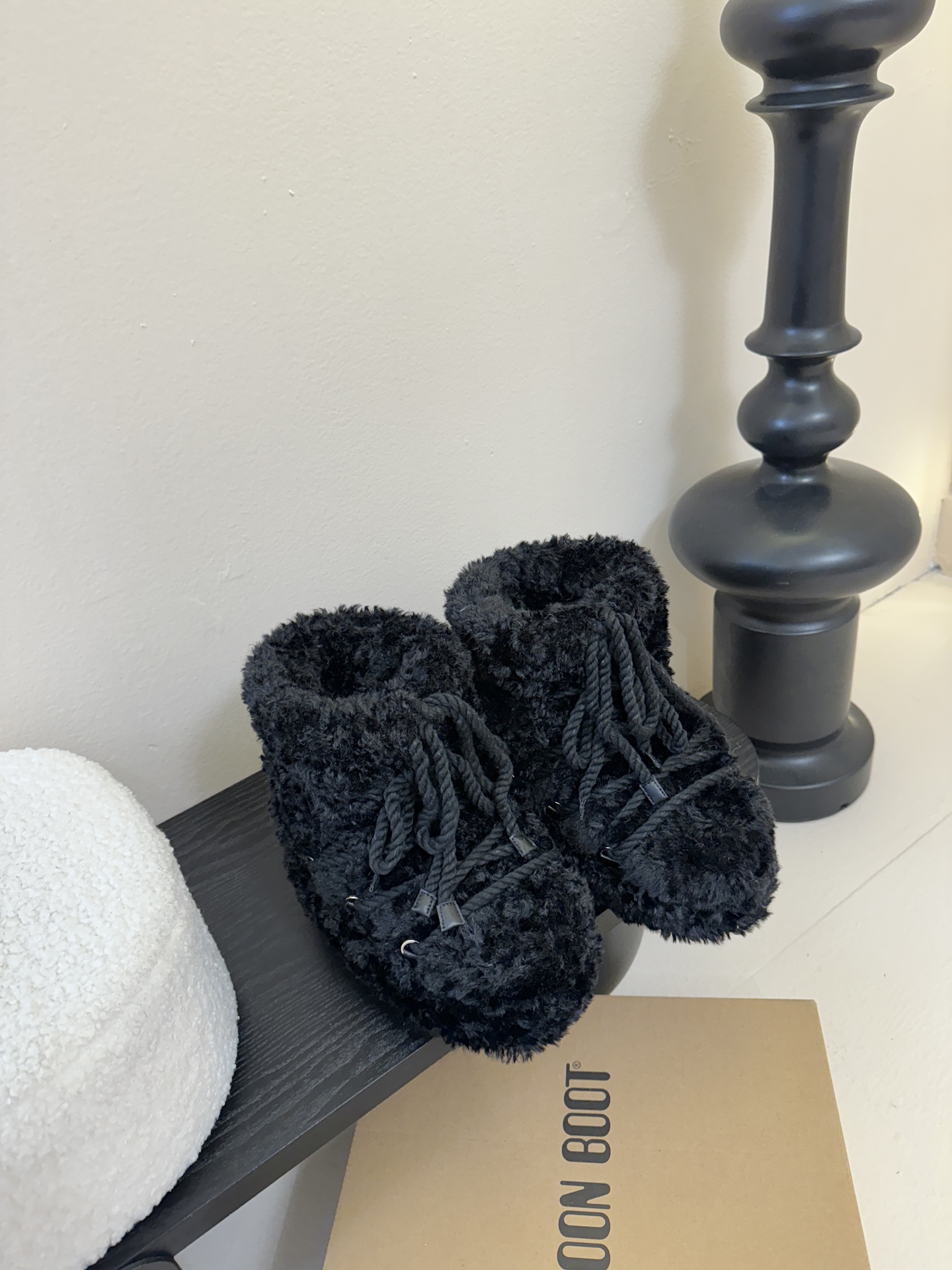 NO:594474,Are these moon boots from Moonboot very popular?  Last year I saw a lot of hot girls wearing these boots with a 1.7 look!  The kind that makes your legs look longer!  The legs are super thin and the feet feel so special, it doesn’t feel like wearing shoes!  It just feels like you are stepping on a very light board when you put it on!  He walks so lightly!  Very comfortable!  Wearing these shoes with shorts and skirts is really a beautiful sight!  Sisters are coming soon!  And some go skiing!  I feel it is also a very good one!  You can also wear it for skiing and fun everyday!  Goes great with those thick snowy cotton pants!  Because the boots are big enough!  Very inclusive!  Couple size size35-39 4041 customization, snow boots, boots, skirts, shorts19860909Moonboot这月亮雪地靴很出圈吗？ 去年这靴子看到好多辣妹子在穿搭配都是1.7的即视感！巨显腿长那种！超显腿细的 好特别的脚感,感觉不像在穿鞋子！就是穿上有种莫名踩在一块很轻的板上的感觉！就走起路来轻飘飘的！很舒适！就是这种鞋子穿出去搭配短裤短裙真的是很美的风景线哈！姐妹们快来啦！还有去滑雪的！我感觉它也是很不错的一款！日常还可以滑雪去玩穿！配那些厚的雪地棉裤很 ！因为靴筒够大！包容性强！ 情侣码数size35-39 4041定制,雪地靴,boots,skirts,shorts,Women's Shoes