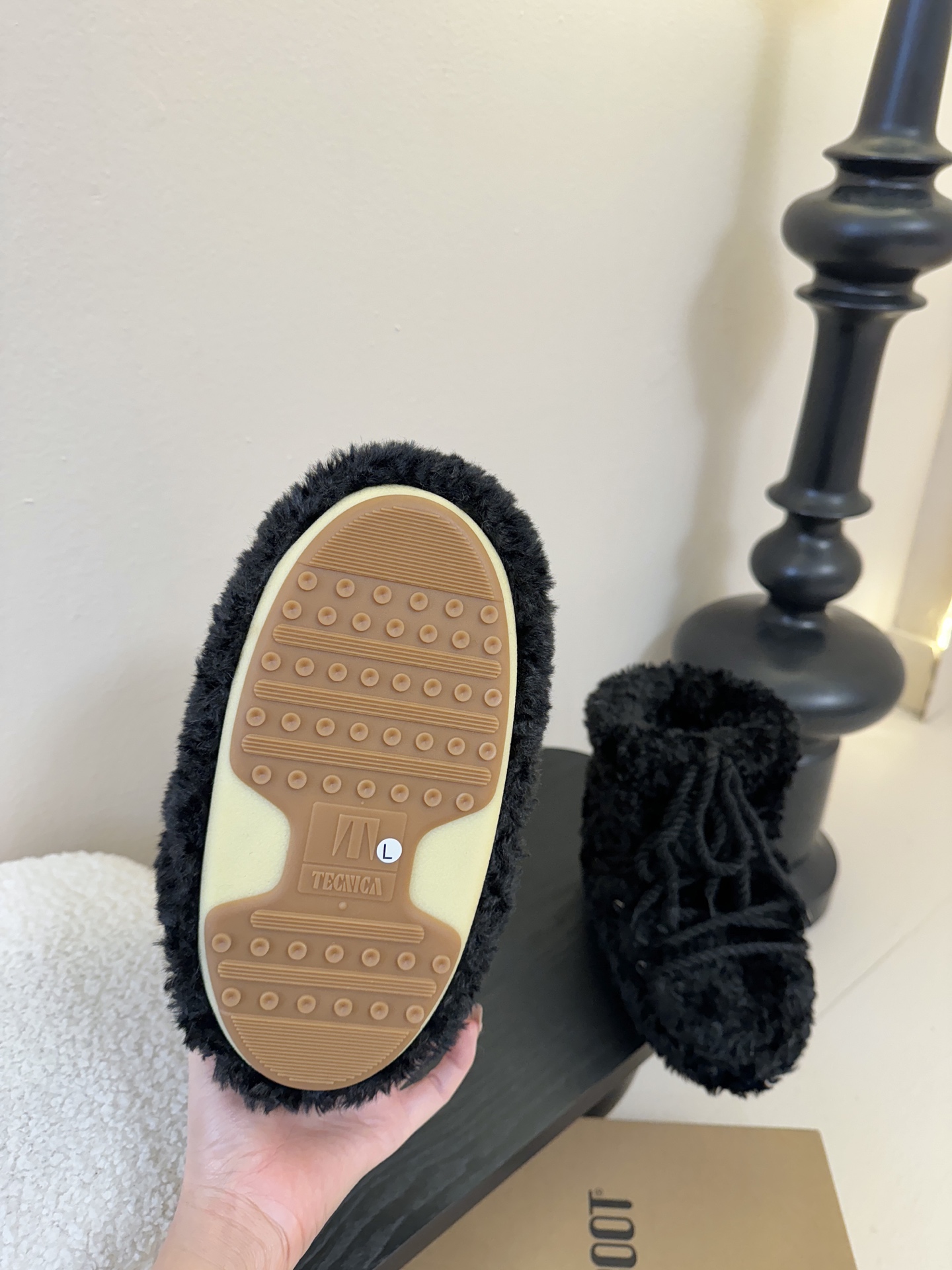 Moonboot这月亮雪地靴很出圈吗？去年这靴子看到好多辣妹子在穿搭配都是1.7的即视感！巨显腿长那种！