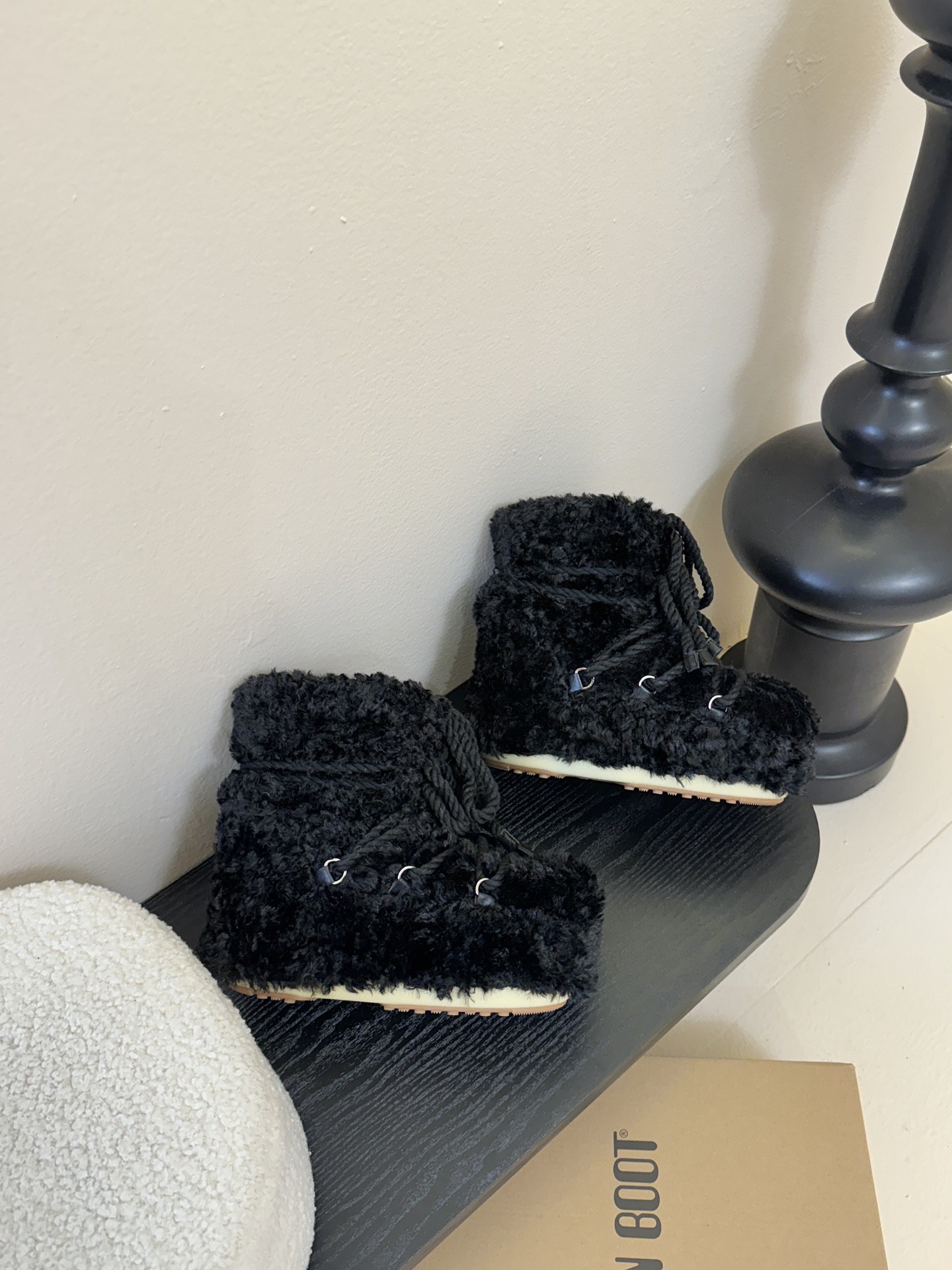 Moonboot这月亮雪地靴很出圈吗？去年这靴子看到好多辣妹子在穿搭配都是1.7的即视感！巨显腿长那种！