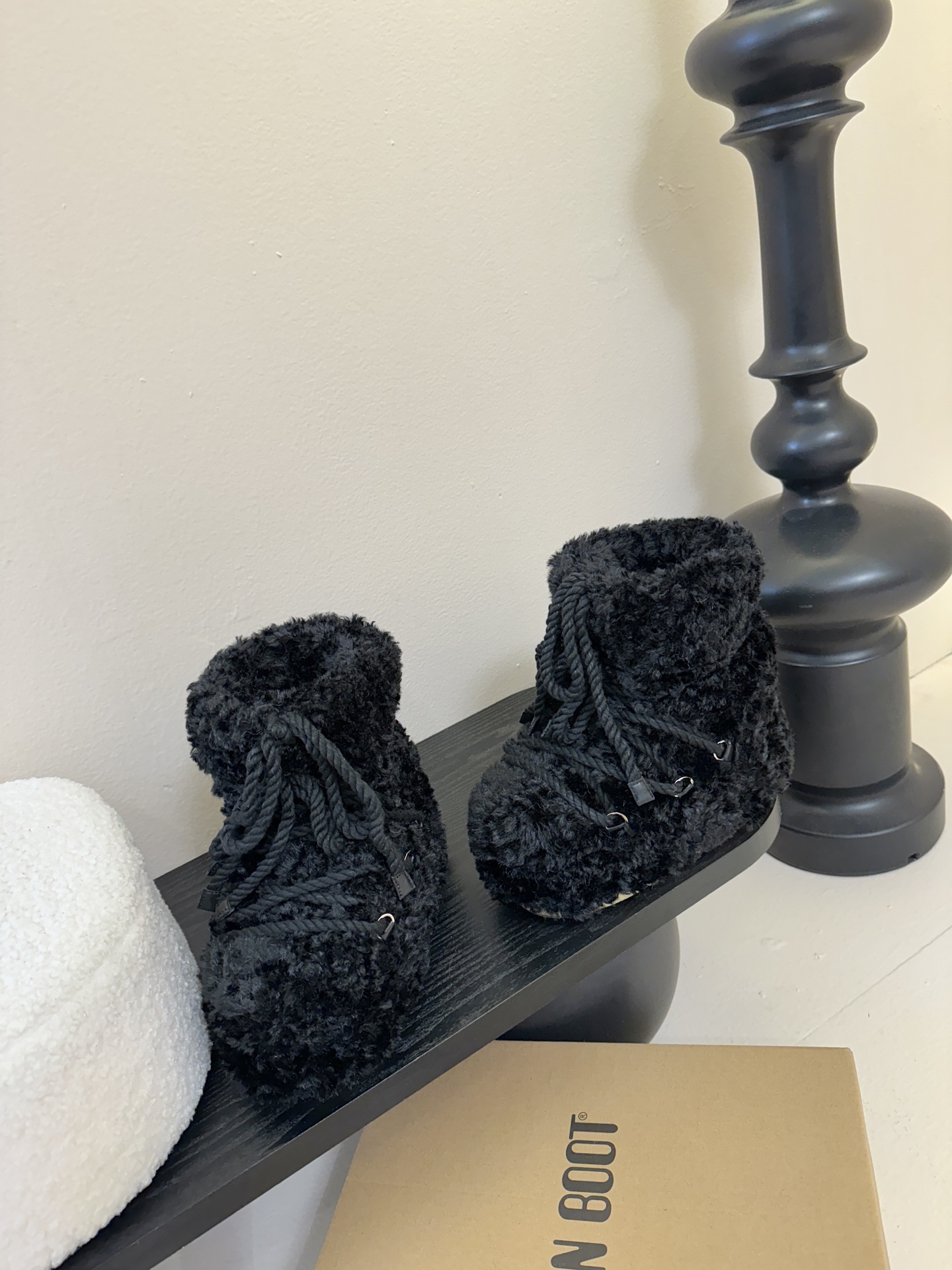 Moonboot这月亮雪地靴很出圈吗？去年这靴子看到好多辣妹子在穿搭配都是1.7的即视感！巨显腿长那种！