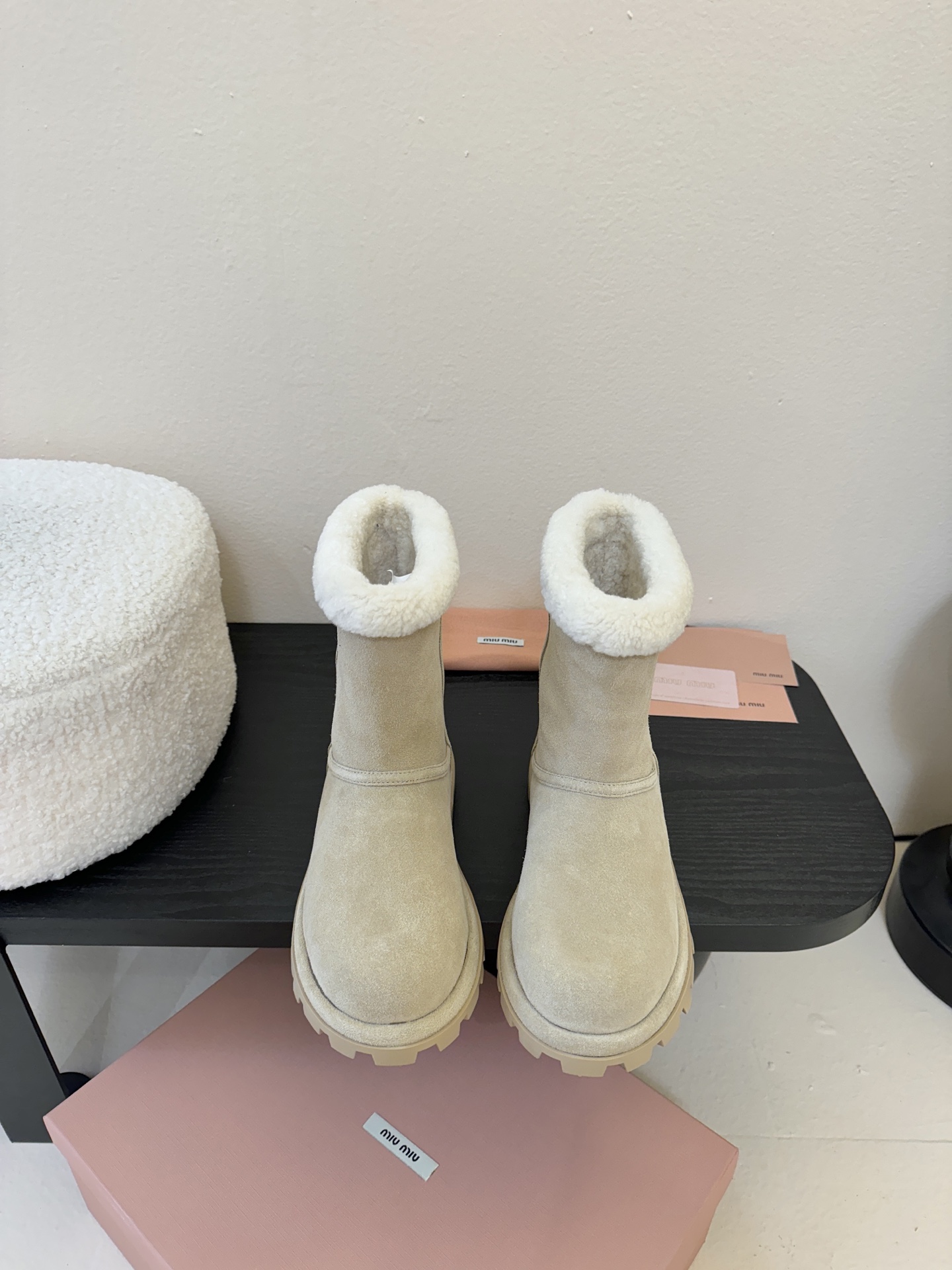 MiuMiu 缪缪秋冬最新走秀款 雪地靴毛毛鞋 超多明星网红种草 小红书博主都有钟爱 简约的设计更显优雅
