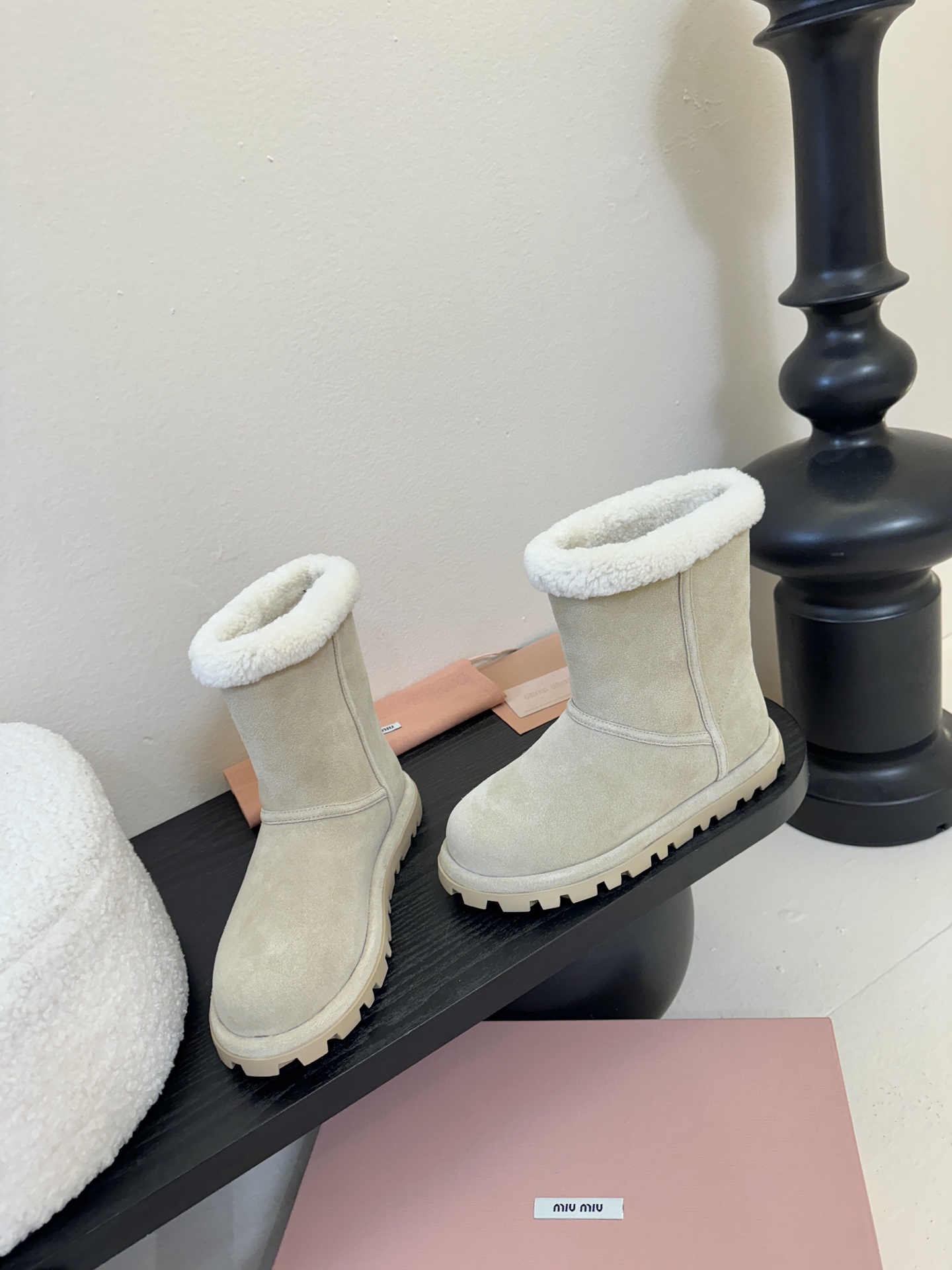 MiuMiu 缪缪秋冬最新走秀款 雪地靴毛毛鞋 超多明星网红种草 小红书博主都有钟爱 简约的设计更显优雅